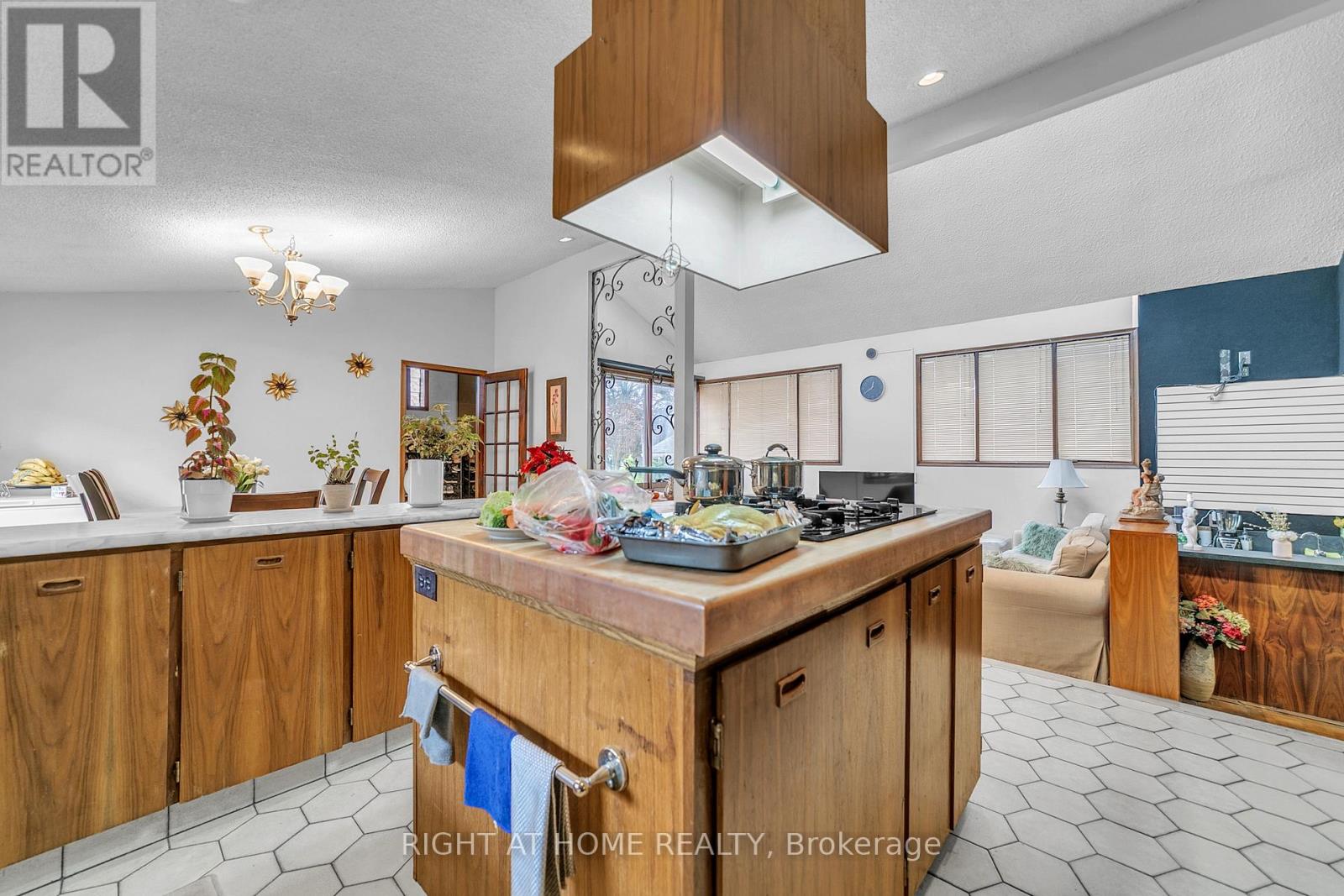 1015 Davis Drive, Newmarket (Huron Heights-Leslie Valley), Ontario  L3Y 2R8 - Photo 12 - N12472643