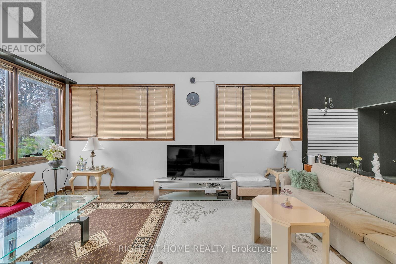 1015 Davis Drive, Newmarket (Huron Heights-Leslie Valley), Ontario  L3Y 2R8 - Photo 16 - N12472643