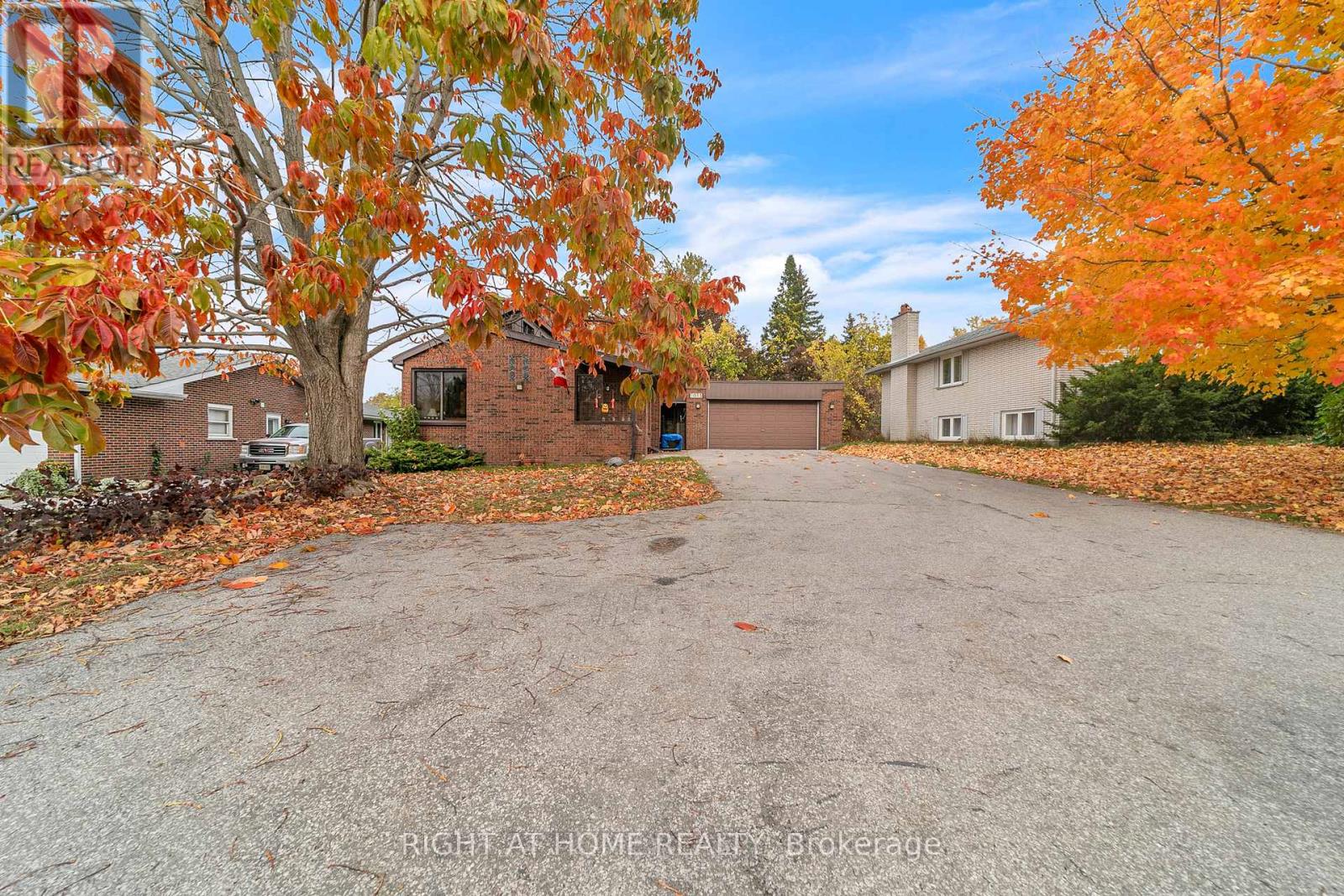 1015 Davis Drive, Newmarket (Huron Heights-Leslie Valley), Ontario  L3Y 2R8 - Photo 2 - N12472643