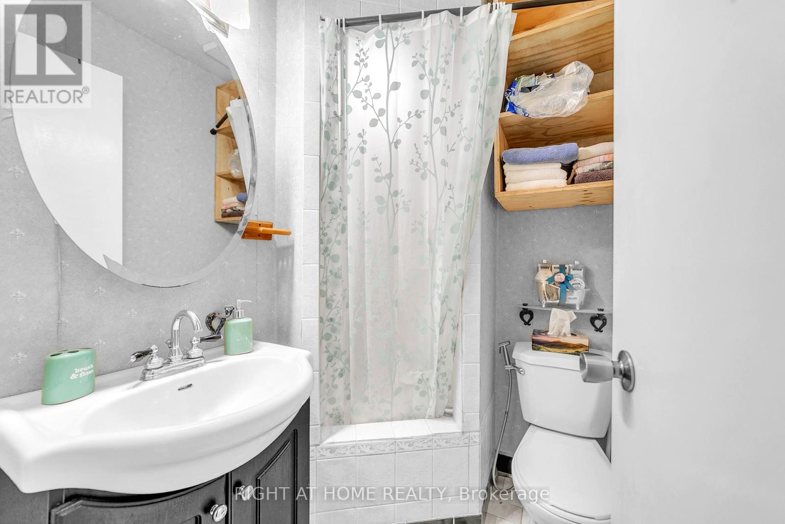 1015 Davis Drive, Newmarket (Huron Heights-Leslie Valley), Ontario  L3Y 2R8 - Photo 28 - N12472643