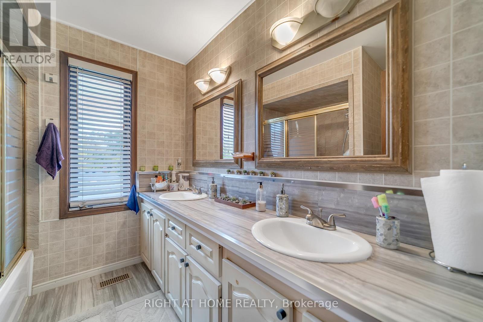 1015 Davis Drive, Newmarket (Huron Heights-Leslie Valley), Ontario  L3Y 2R8 - Photo 34 - N12472643