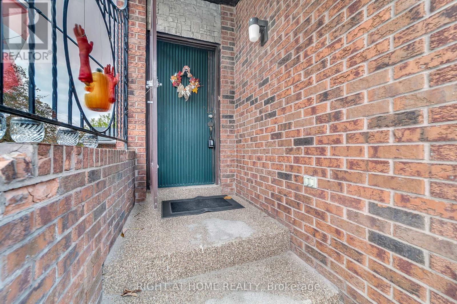 1015 Davis Drive, Newmarket (Huron Heights-Leslie Valley), Ontario  L3Y 2R8 - Photo 5 - N12472643