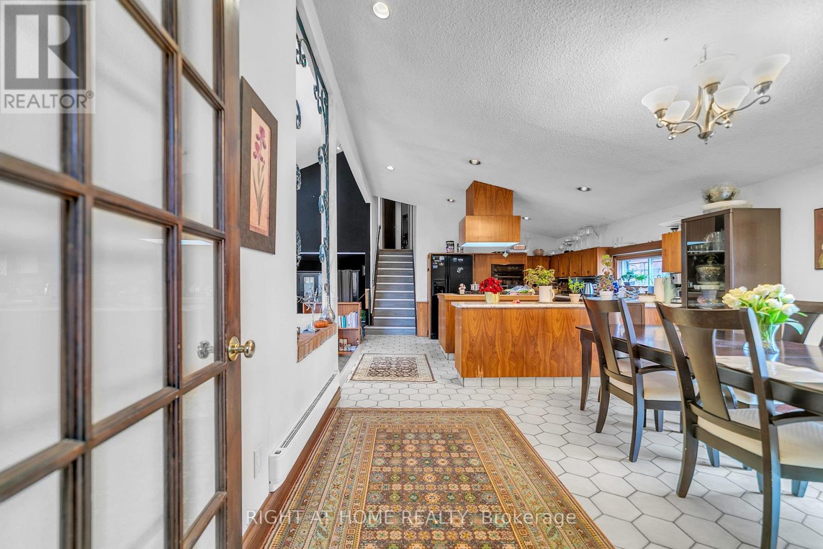 1015 Davis Drive, Newmarket (Huron Heights-Leslie Valley), Ontario  L3Y 2R8 - Photo 6 - N12472643