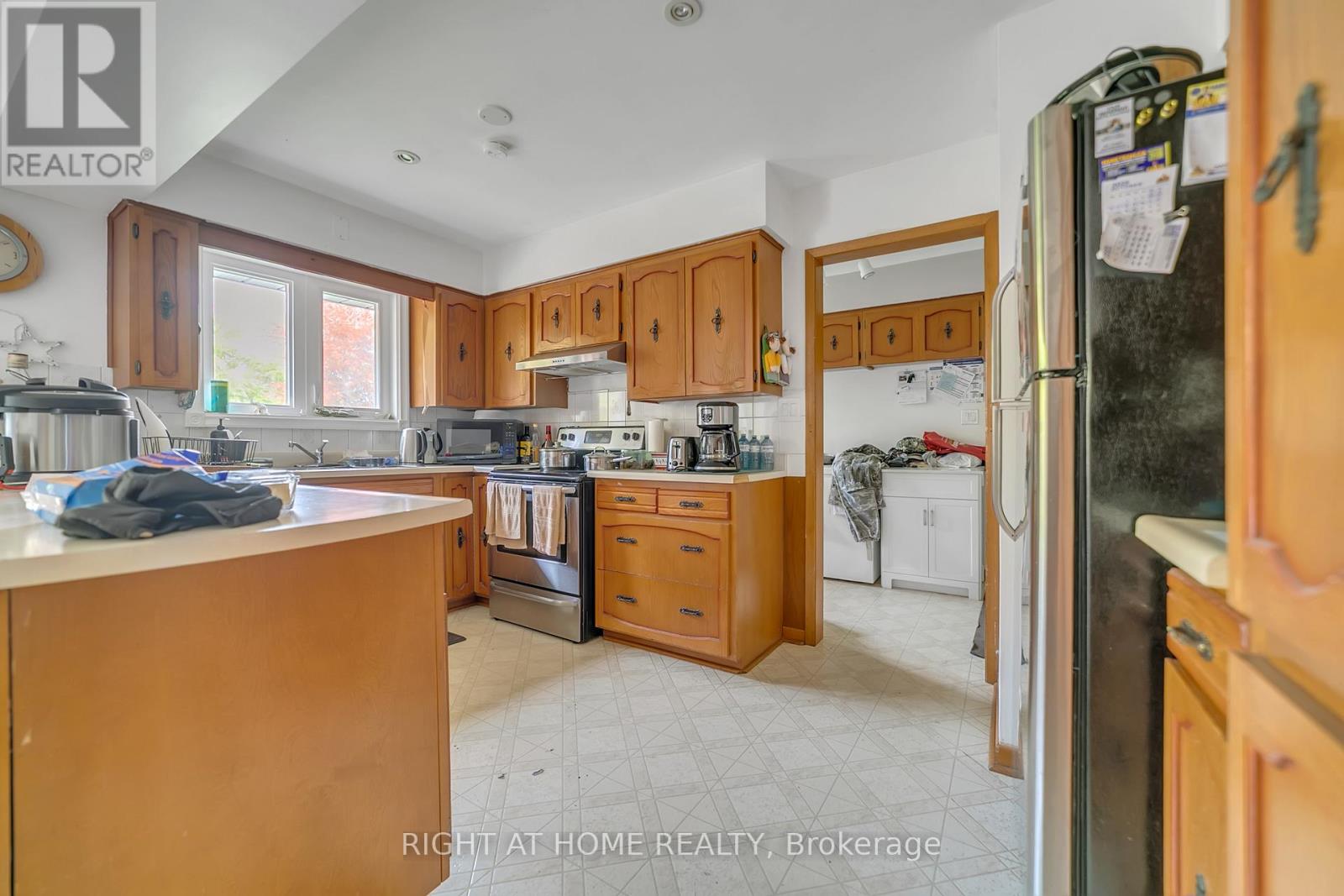 1025 Davis Drive, Newmarket (Huron Heights-Leslie Valley), Ontario  L3Y 2R8 - Photo 10 - N12472645