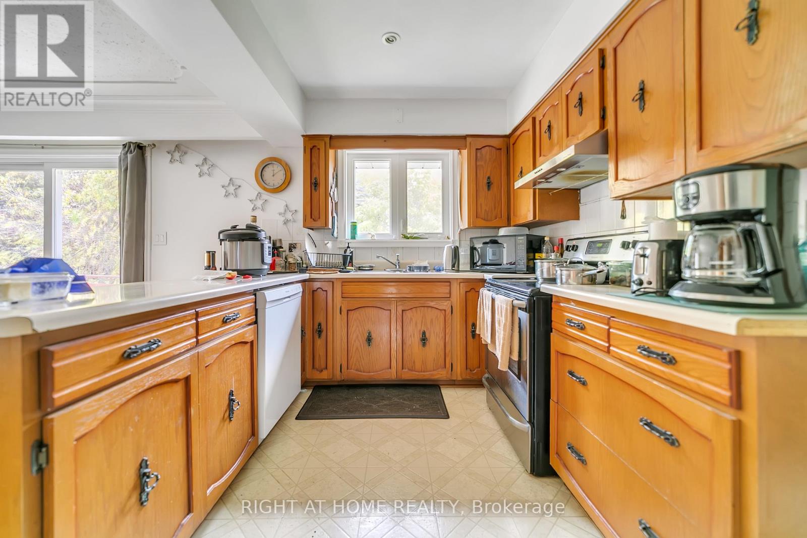 1025 Davis Drive, Newmarket (Huron Heights-Leslie Valley), Ontario  L3Y 2R8 - Photo 11 - N12472645