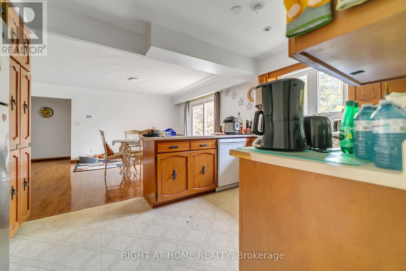 1025 Davis Drive, Newmarket (Huron Heights-Leslie Valley), Ontario  L3Y 2R8 - Photo 12 - N12472645