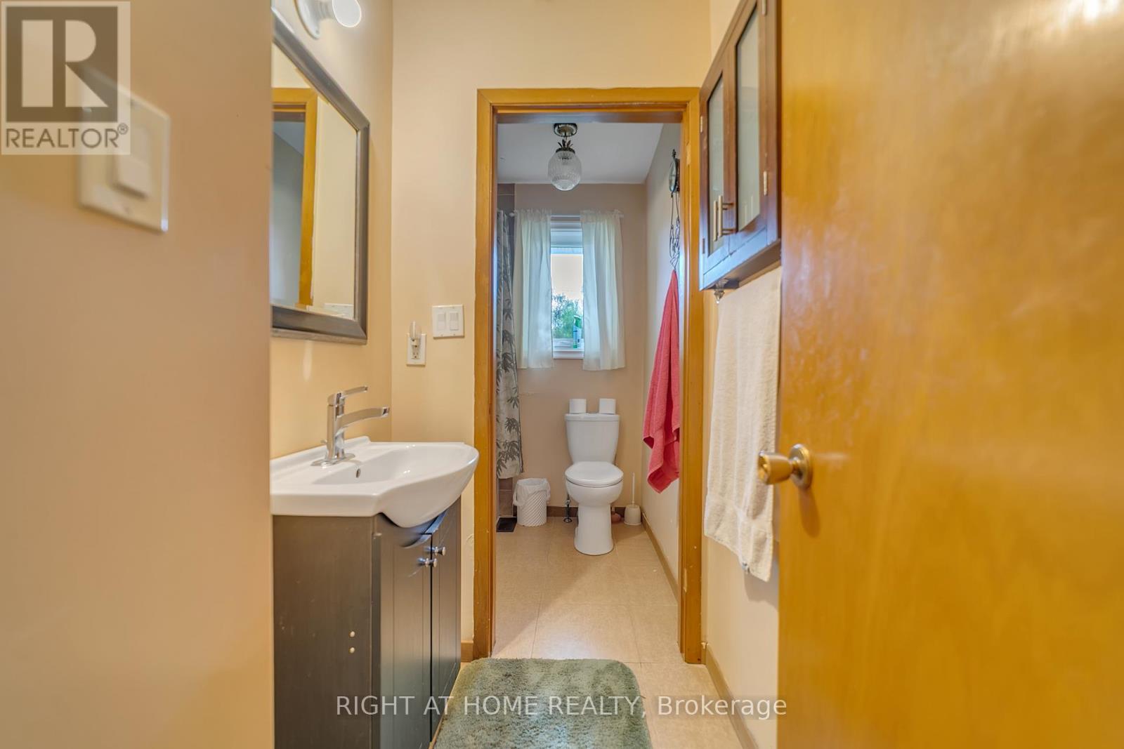 1025 Davis Drive, Newmarket (Huron Heights-Leslie Valley), Ontario  L3Y 2R8 - Photo 18 - N12472645