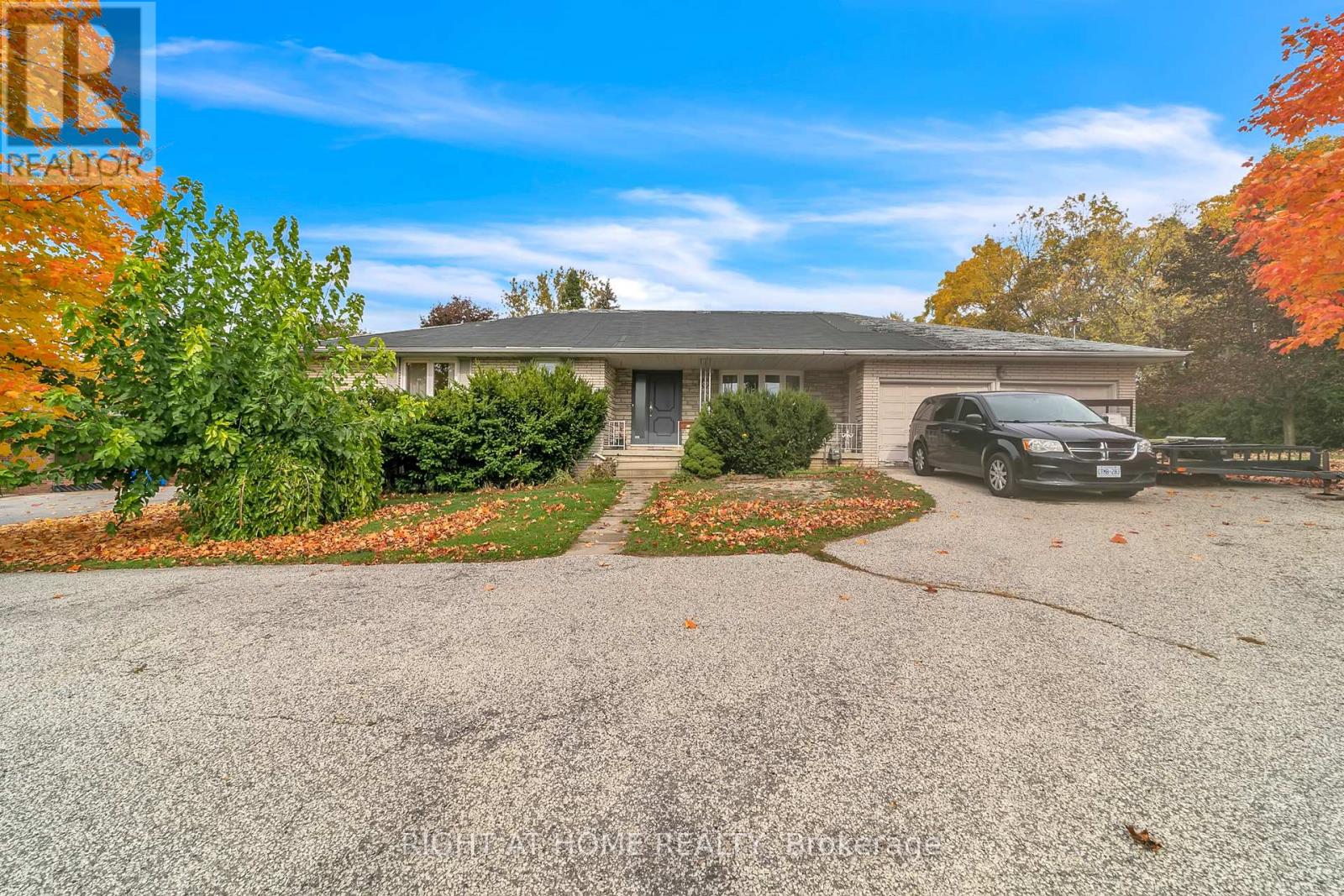 1025 Davis Drive, Newmarket (Huron Heights-Leslie Valley), Ontario  L3Y 2R8 - Photo 2 - N12472645