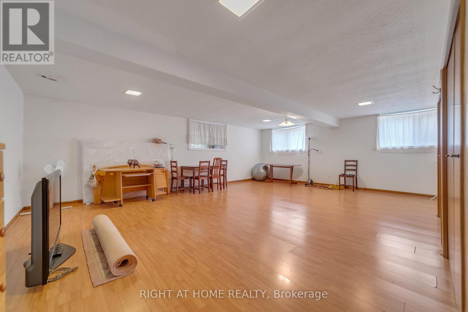 1025 Davis Drive, Newmarket (Huron Heights-Leslie Valley), Ontario  L3Y 2R8 - Photo 21 - N12472645