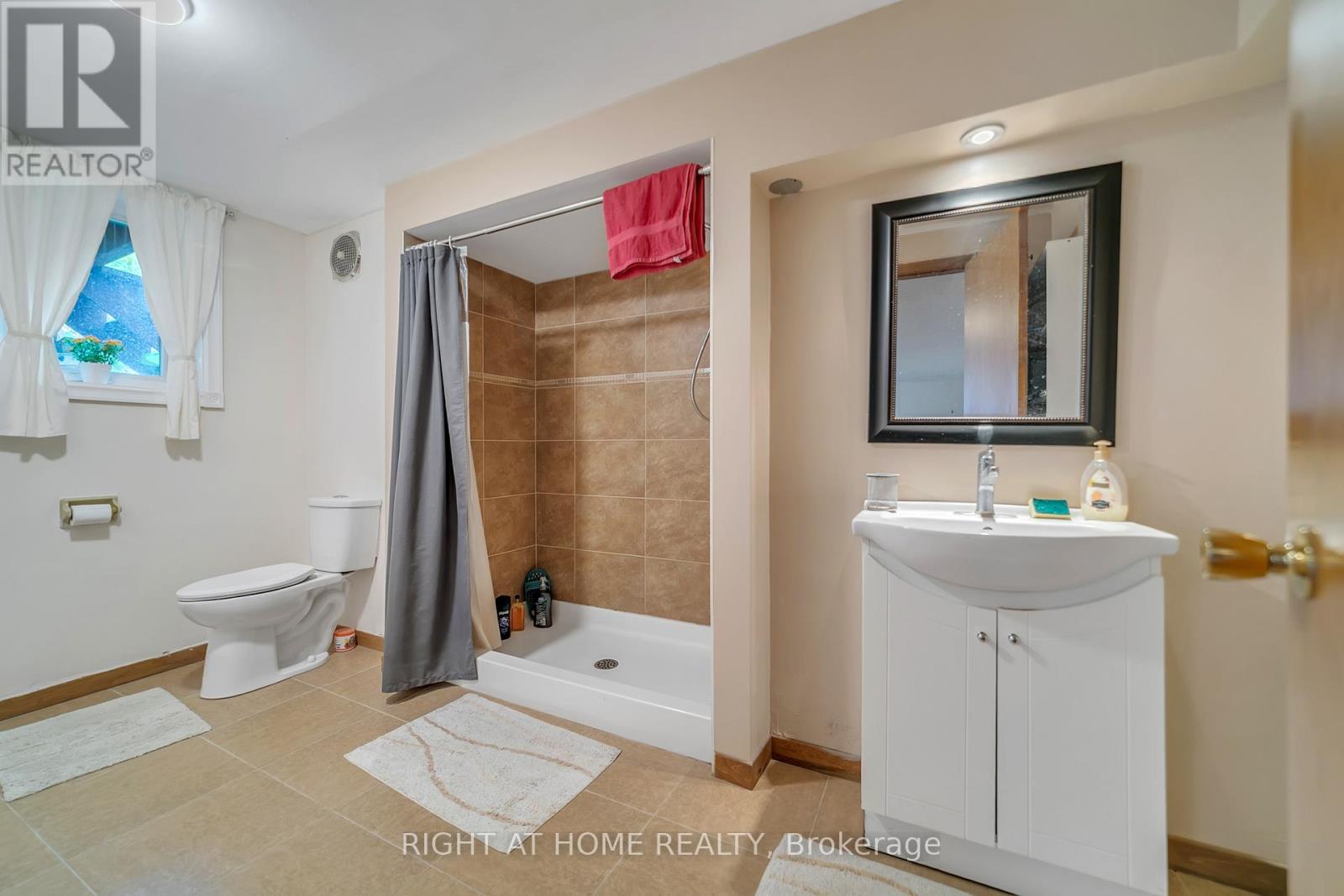 1025 Davis Drive, Newmarket (Huron Heights-Leslie Valley), Ontario  L3Y 2R8 - Photo 26 - N12472645