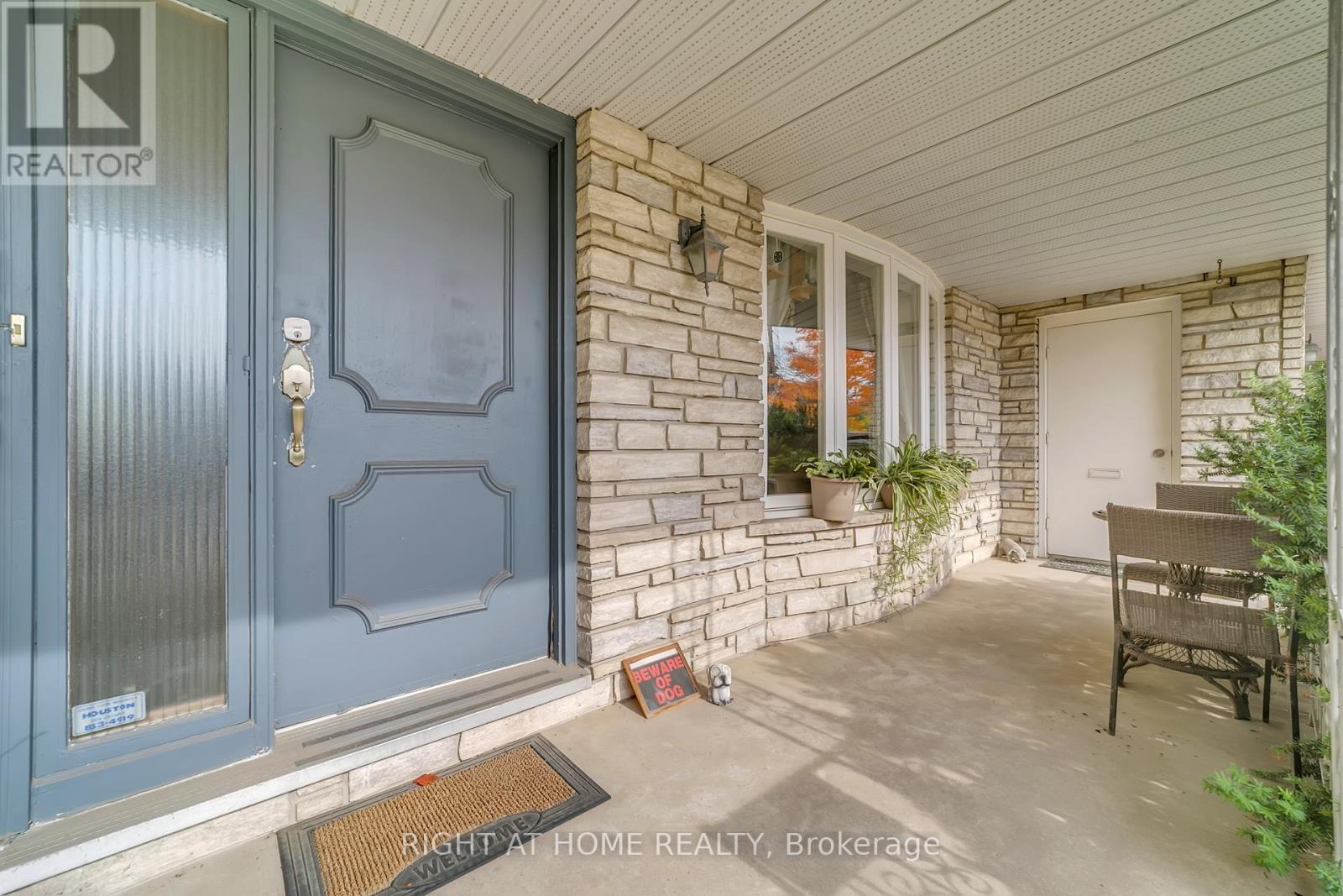 1025 Davis Drive, Newmarket (Huron Heights-Leslie Valley), Ontario  L3Y 2R8 - Photo 3 - N12472645