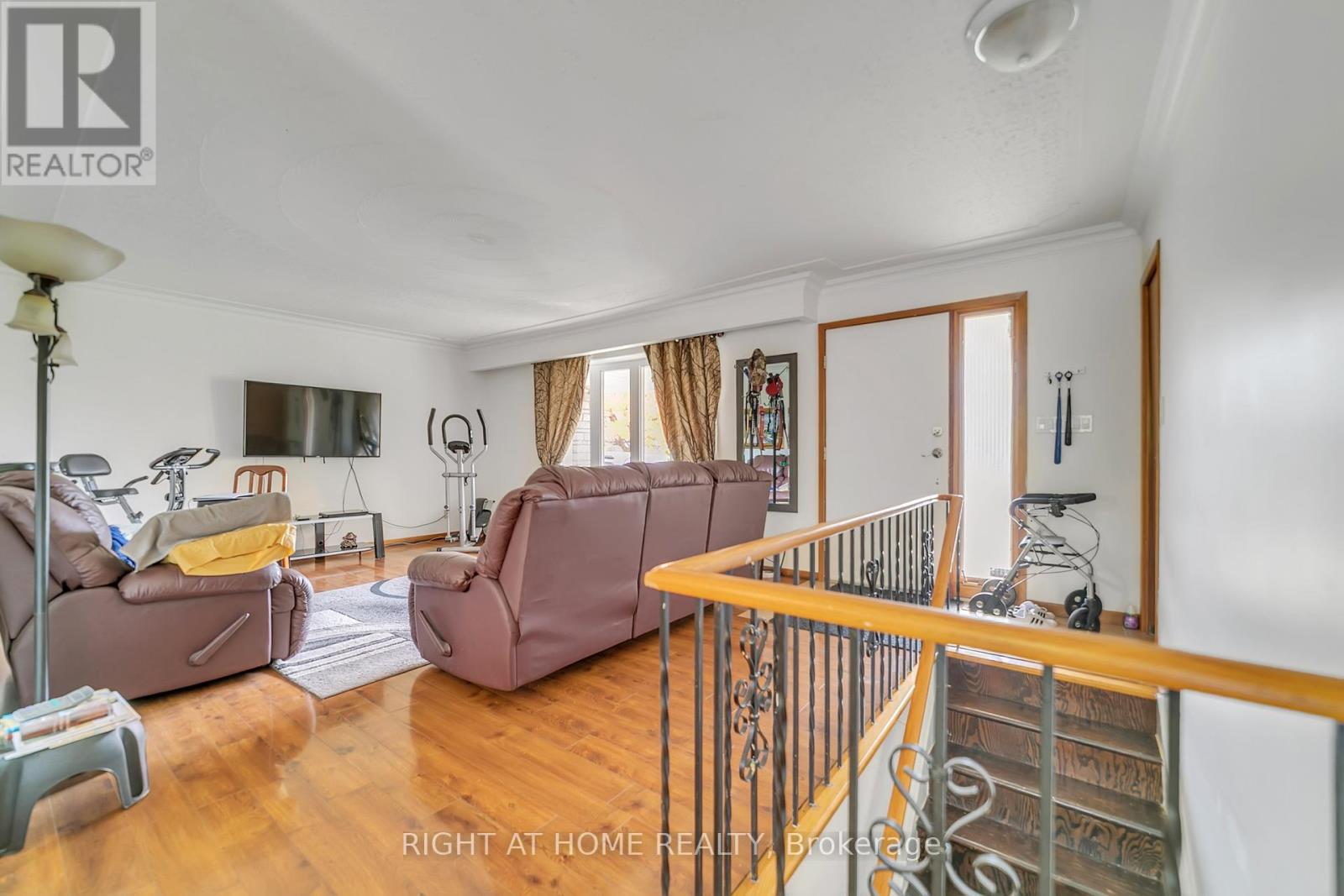 1025 Davis Drive, Newmarket (Huron Heights-Leslie Valley), Ontario  L3Y 2R8 - Photo 4 - N12472645