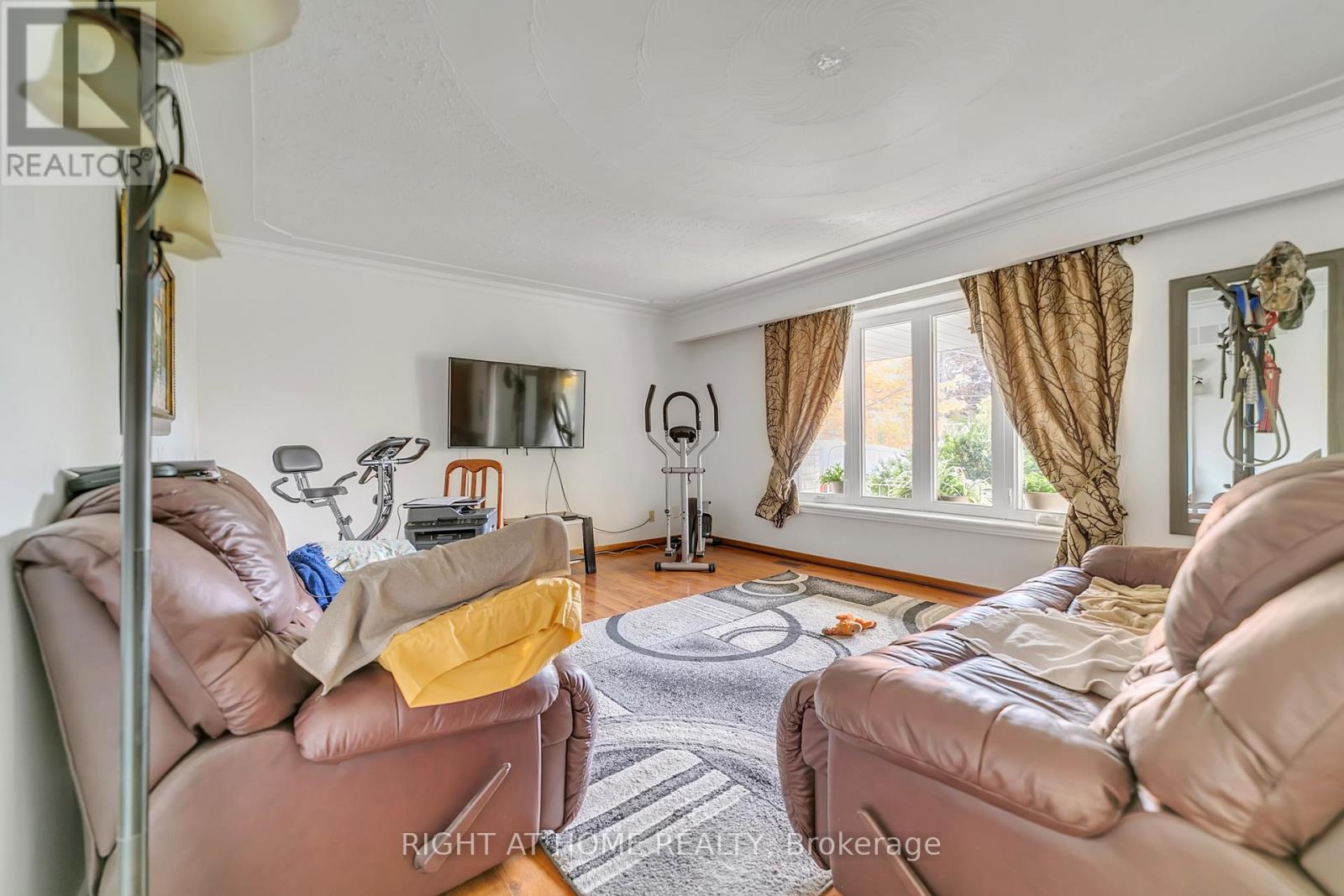 1025 Davis Drive, Newmarket (Huron Heights-Leslie Valley), Ontario  L3Y 2R8 - Photo 5 - N12472645