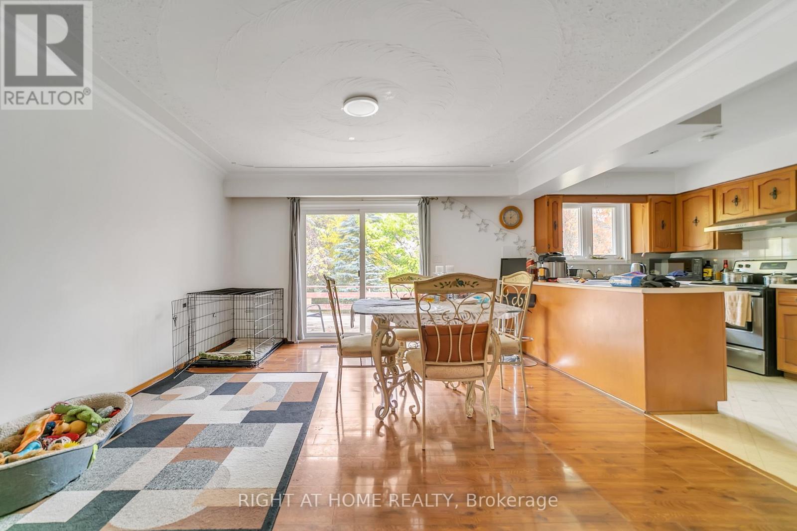 1025 Davis Drive, Newmarket (Huron Heights-Leslie Valley), Ontario  L3Y 2R8 - Photo 7 - N12472645