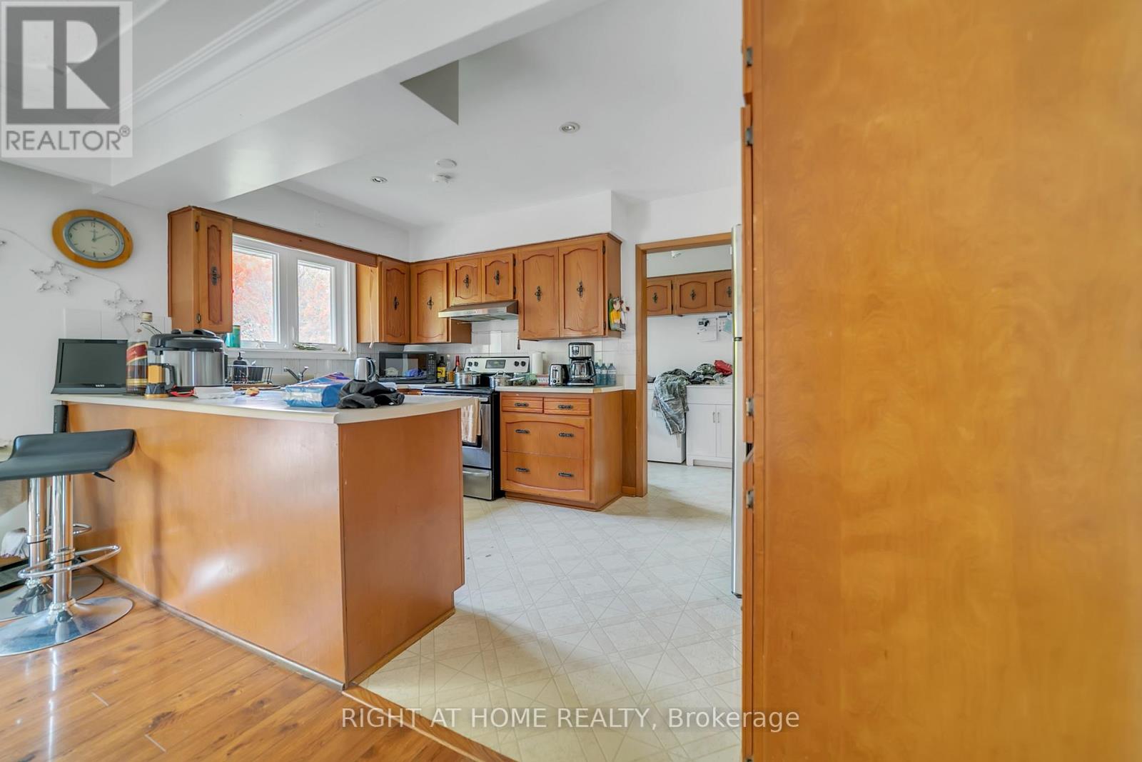 1025 Davis Drive, Newmarket (Huron Heights-Leslie Valley), Ontario  L3Y 2R8 - Photo 9 - N12472645