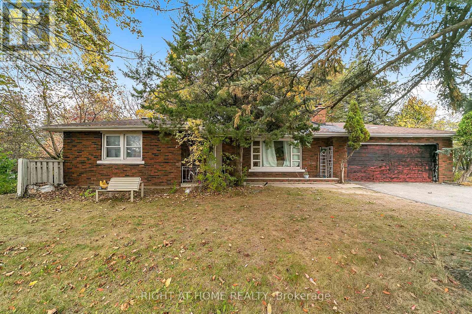 1029 Davis Drive, Newmarket (Huron Heights-Leslie Valley), Ontario  L3Y 2R8 - Photo 2 - N12472646