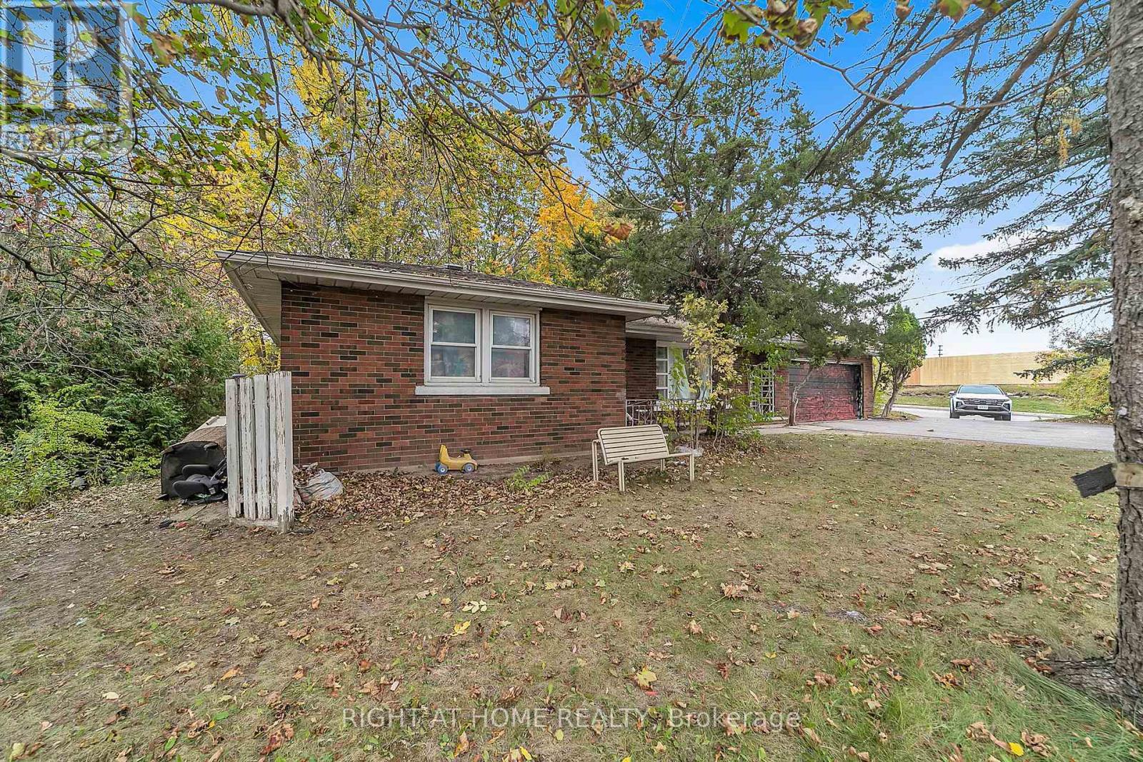 1029 Davis Drive, Newmarket (Huron Heights-Leslie Valley), Ontario  L3Y 2R8 - Photo 3 - N12472646