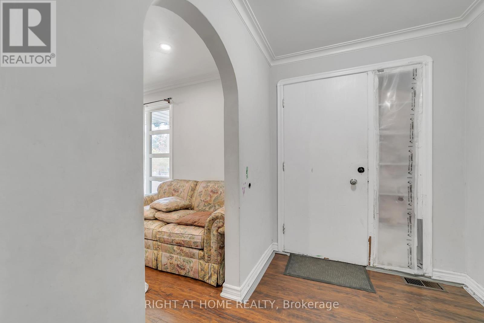 1029 Davis Drive, Newmarket (Huron Heights-Leslie Valley), Ontario  L3Y 2R8 - Photo 4 - N12472646