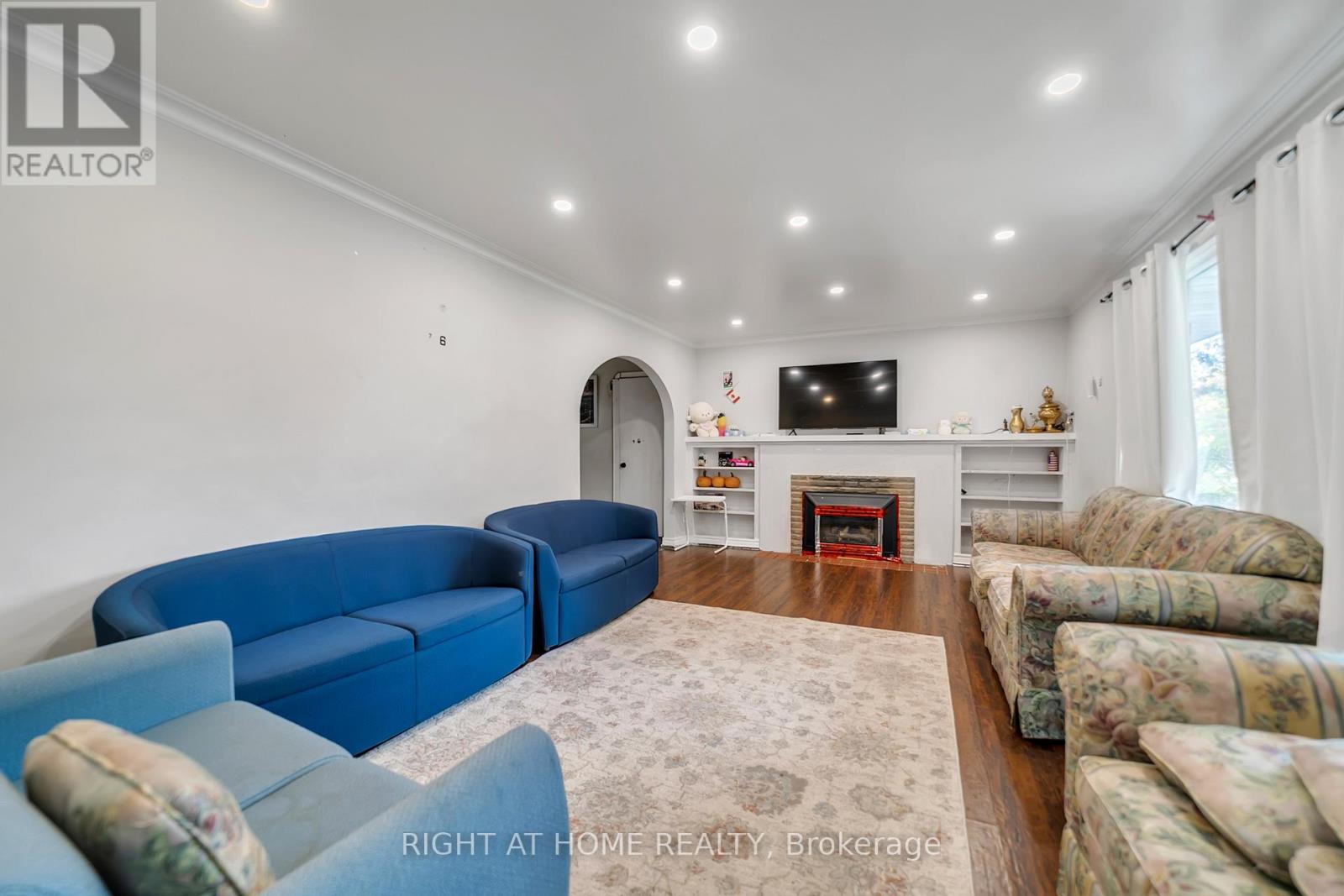 1029 Davis Drive, Newmarket (Huron Heights-Leslie Valley), Ontario  L3Y 2R8 - Photo 5 - N12472646