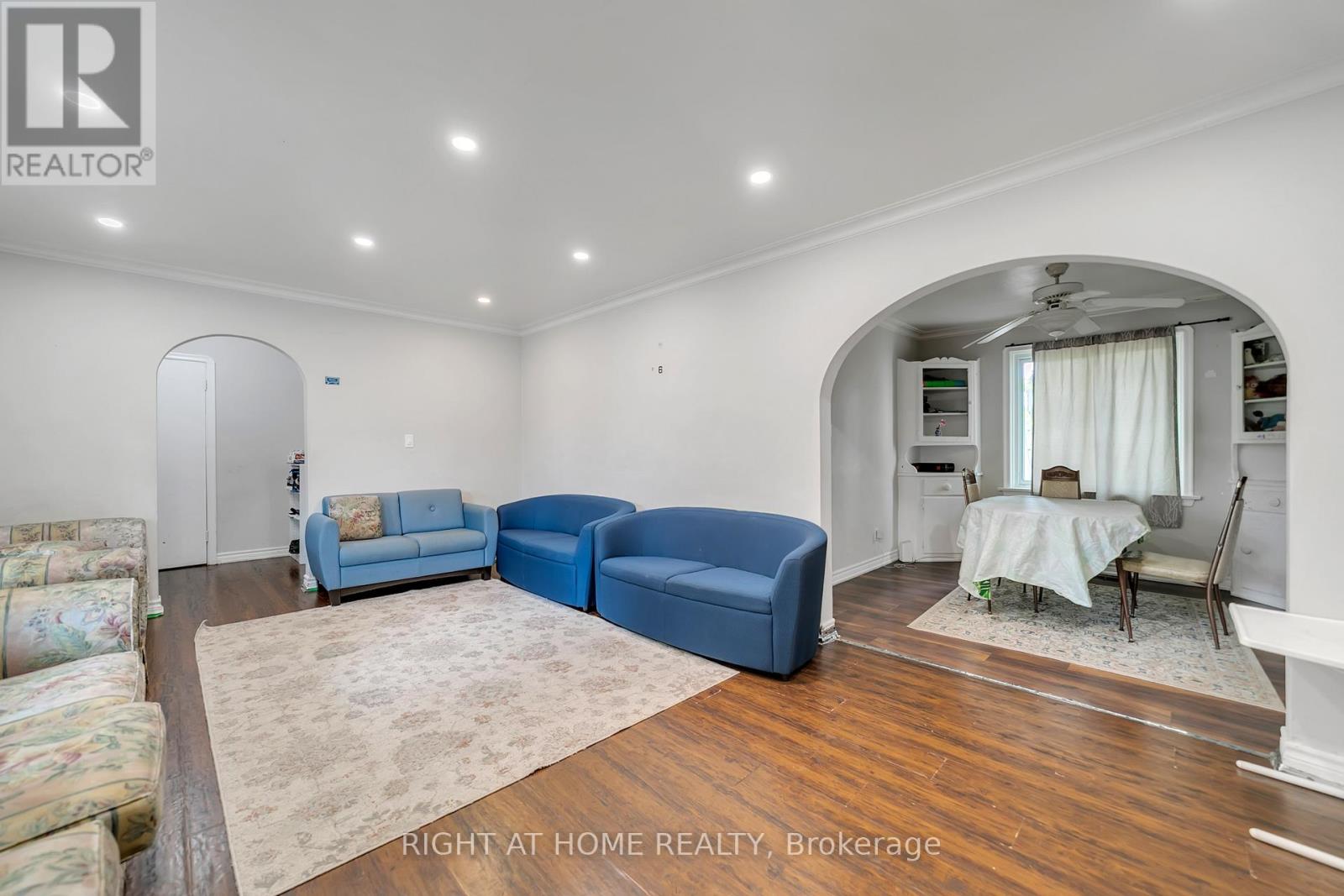 1029 Davis Drive, Newmarket (Huron Heights-Leslie Valley), Ontario  L3Y 2R8 - Photo 6 - N12472646