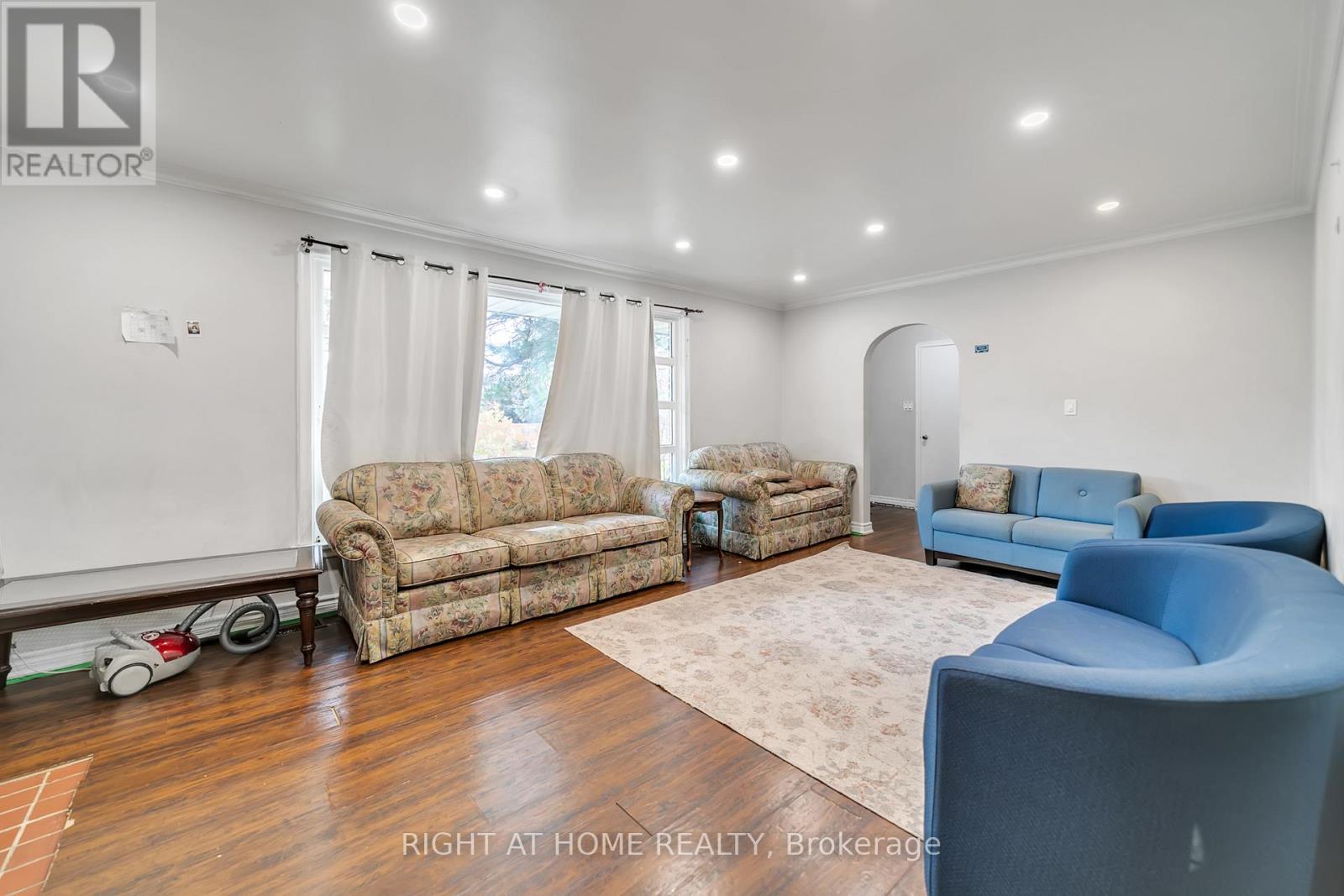 1029 Davis Drive, Newmarket (Huron Heights-Leslie Valley), Ontario  L3Y 2R8 - Photo 7 - N12472646