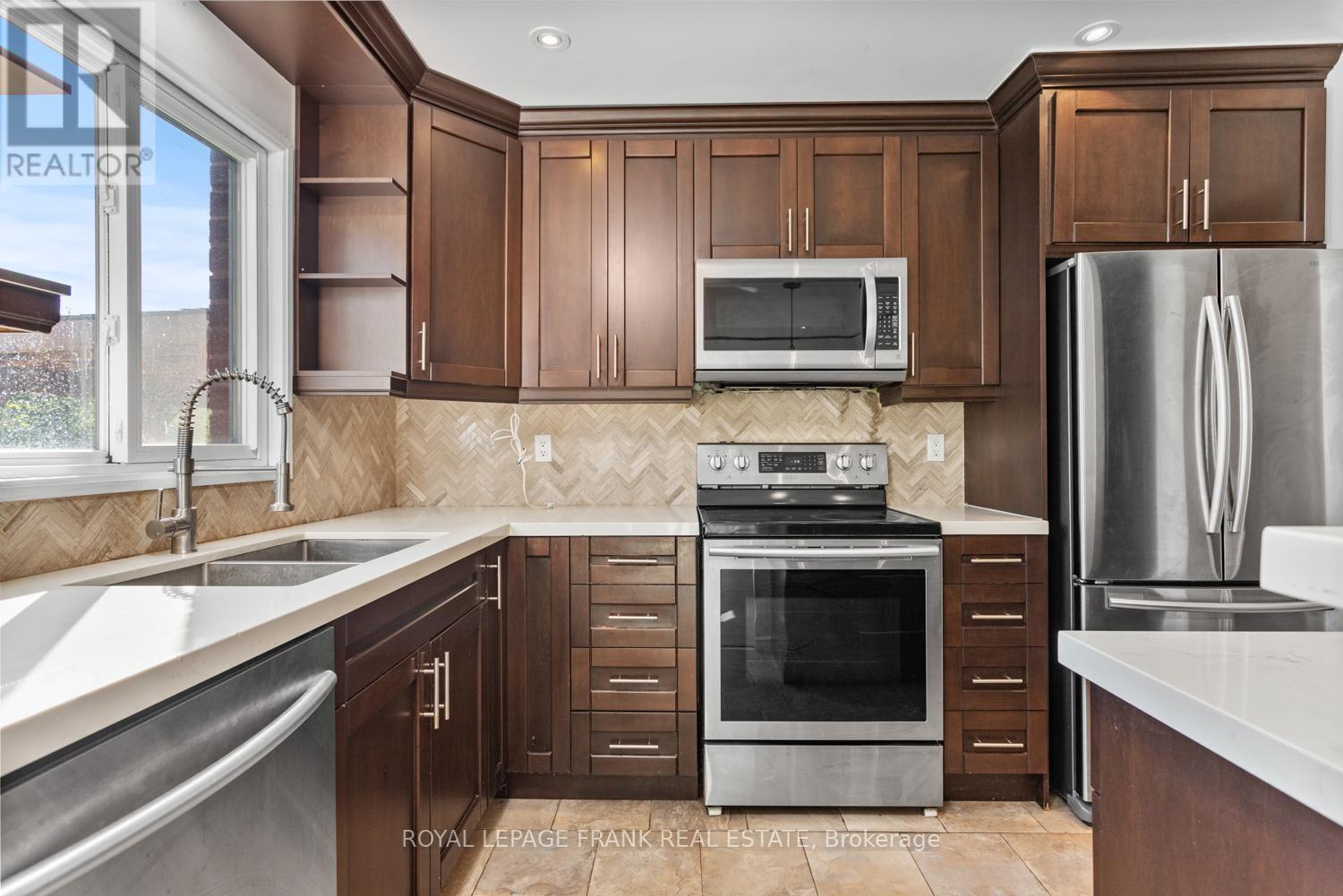 35 Fernbank Place, Whitby, Ontario  L1R 1T1 - Photo 3 - E12472703