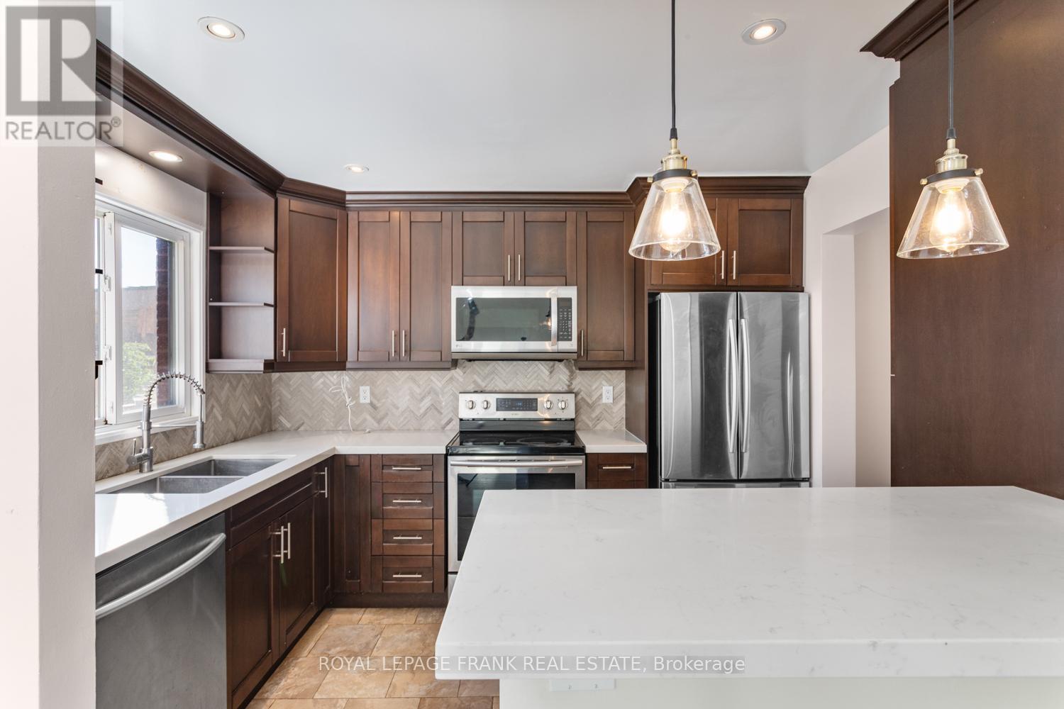 35 Fernbank Place, Whitby, Ontario  L1R 1T1 - Photo 4 - E12472703
