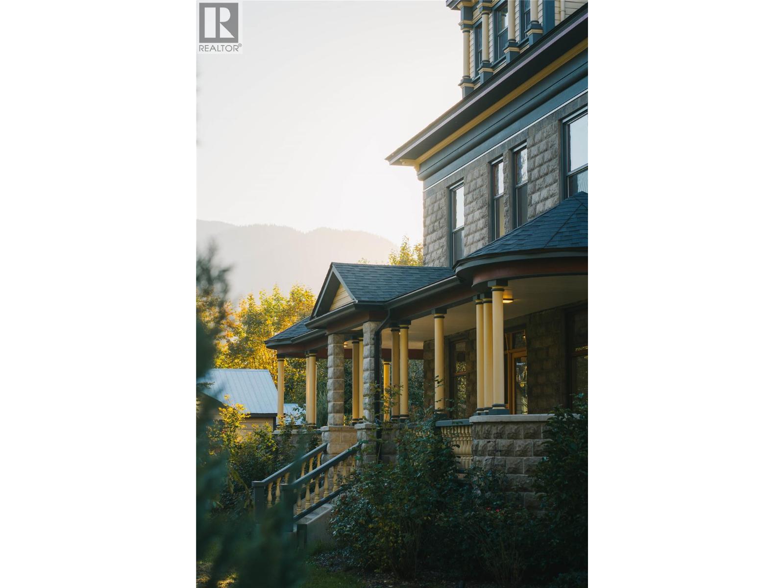 805 & 815 Mackenzie Avenue, Revelstoke, British Columbia  V0E 2S0 - Photo 6 - 10351017