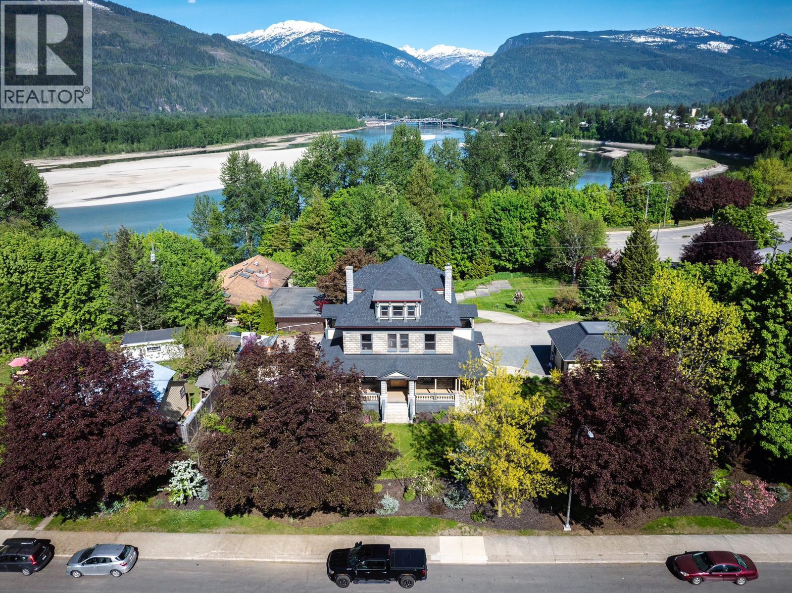 805 & 815 Mackenzie Avenue, Revelstoke, British Columbia  V0E 2S0 - Photo 13 - 10351017