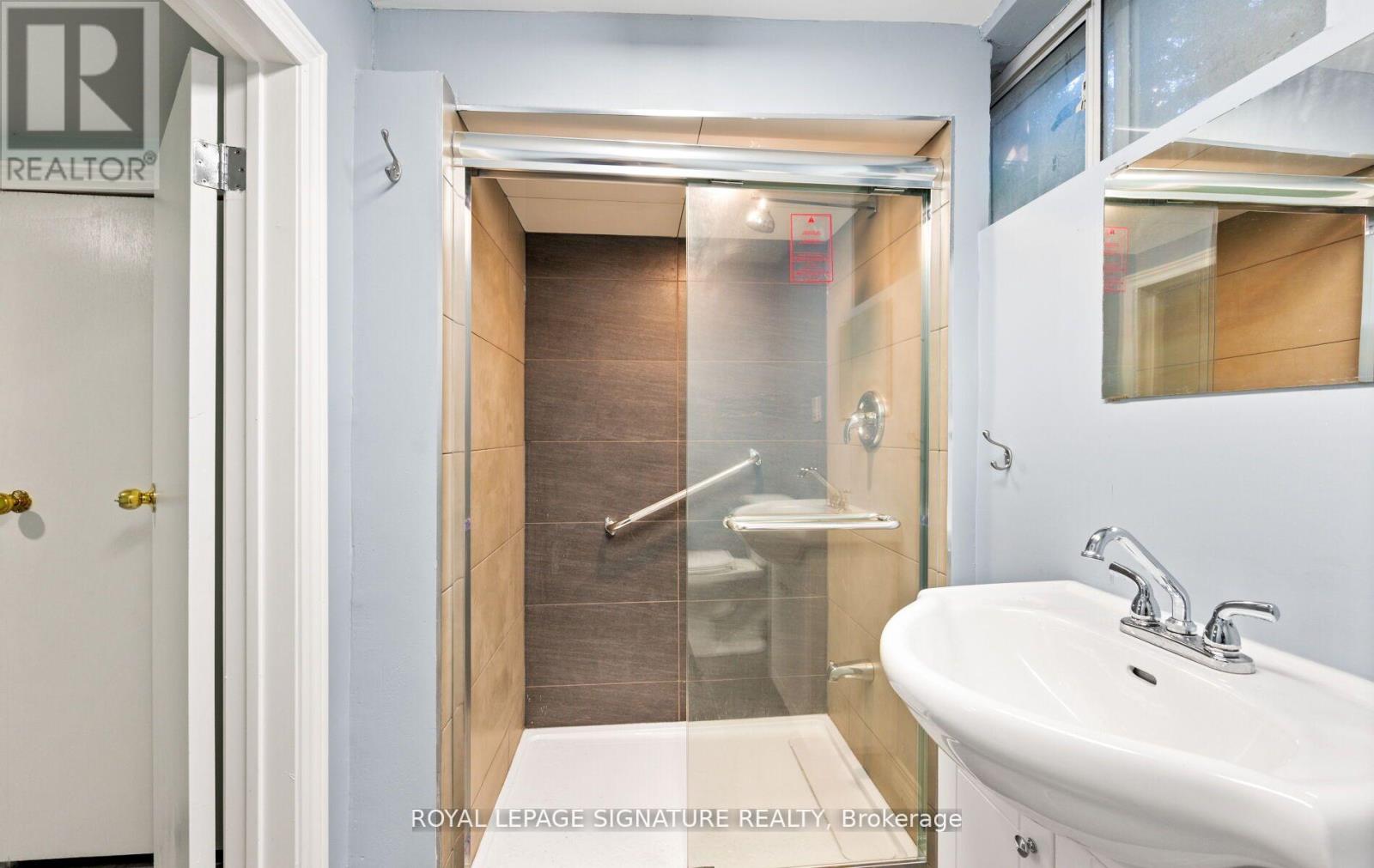 61 Foch Avenue, Toronto, Ontario  M8W 3X5 - Photo 23 - W12472634