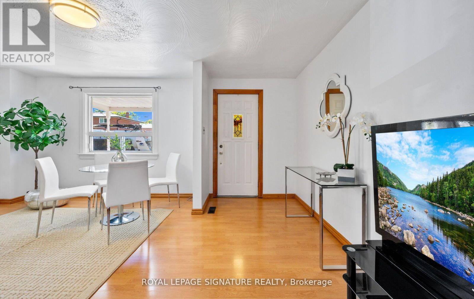 61 Foch Avenue, Toronto, Ontario  M8W 3X5 - Photo 3 - W12472634