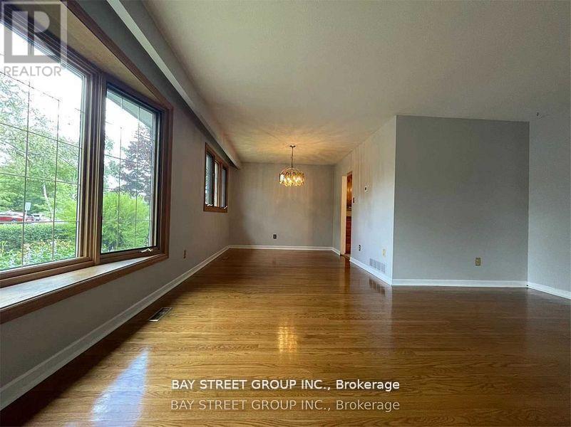 632 Ardleigh Crescent, Burlington, Ontario  L7L 4K8 - Photo 3 - W12472666