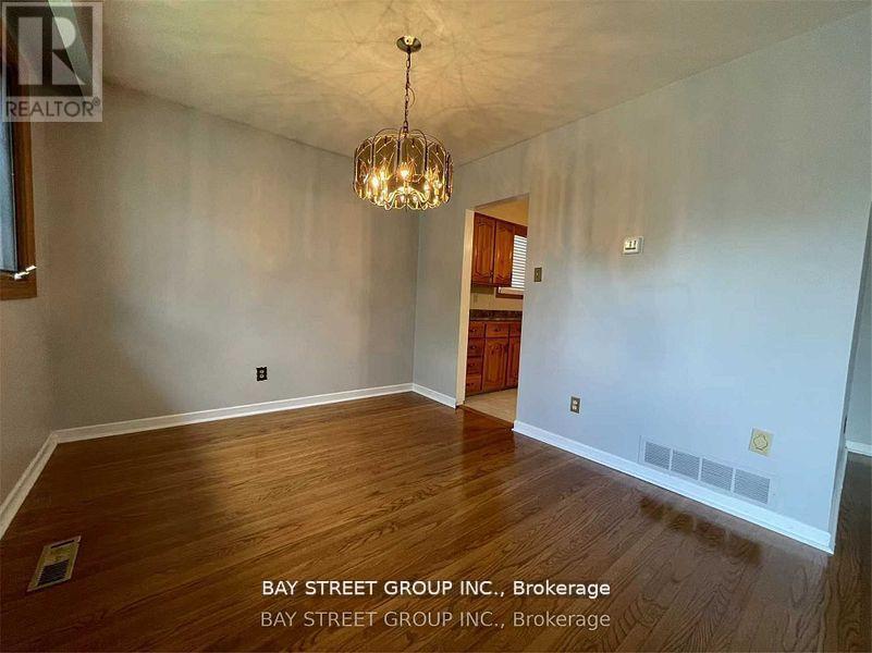 632 Ardleigh Crescent, Burlington, Ontario  L7L 4K8 - Photo 5 - W12472666