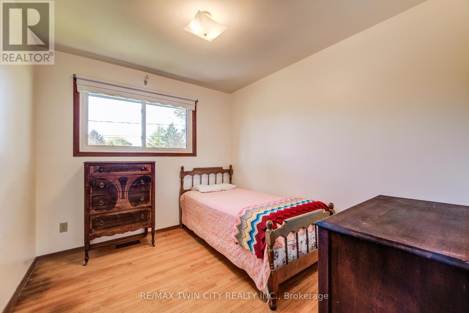 39 Kenwood Crescent, Guelph (Junction/onward Willow), Ontario  N1H 6E4 - Photo 11 - X12472631