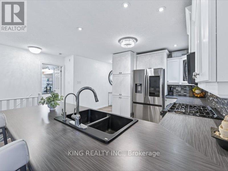 565 Grey Street, Brantford, Ontario  N3S 0C3 - Photo 4 - X12472641