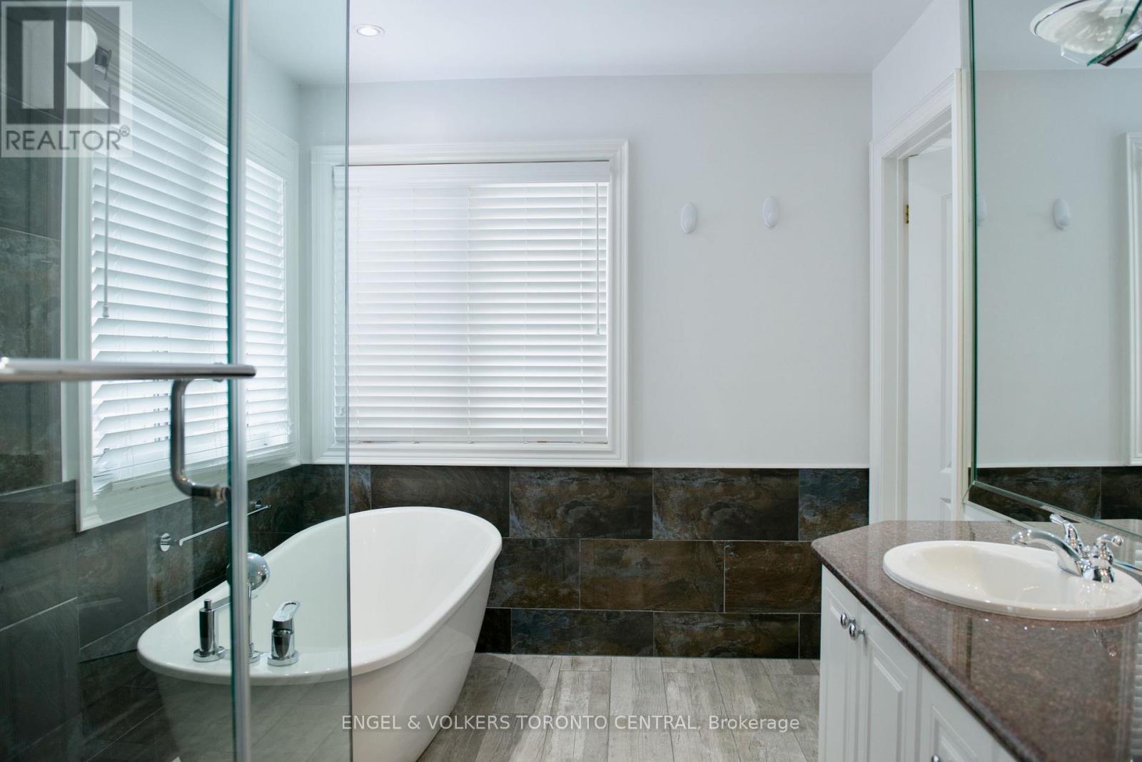 344 Glengarry Avenue, Toronto, Ontario  M5M 1E6 - Photo 18 - C12472709