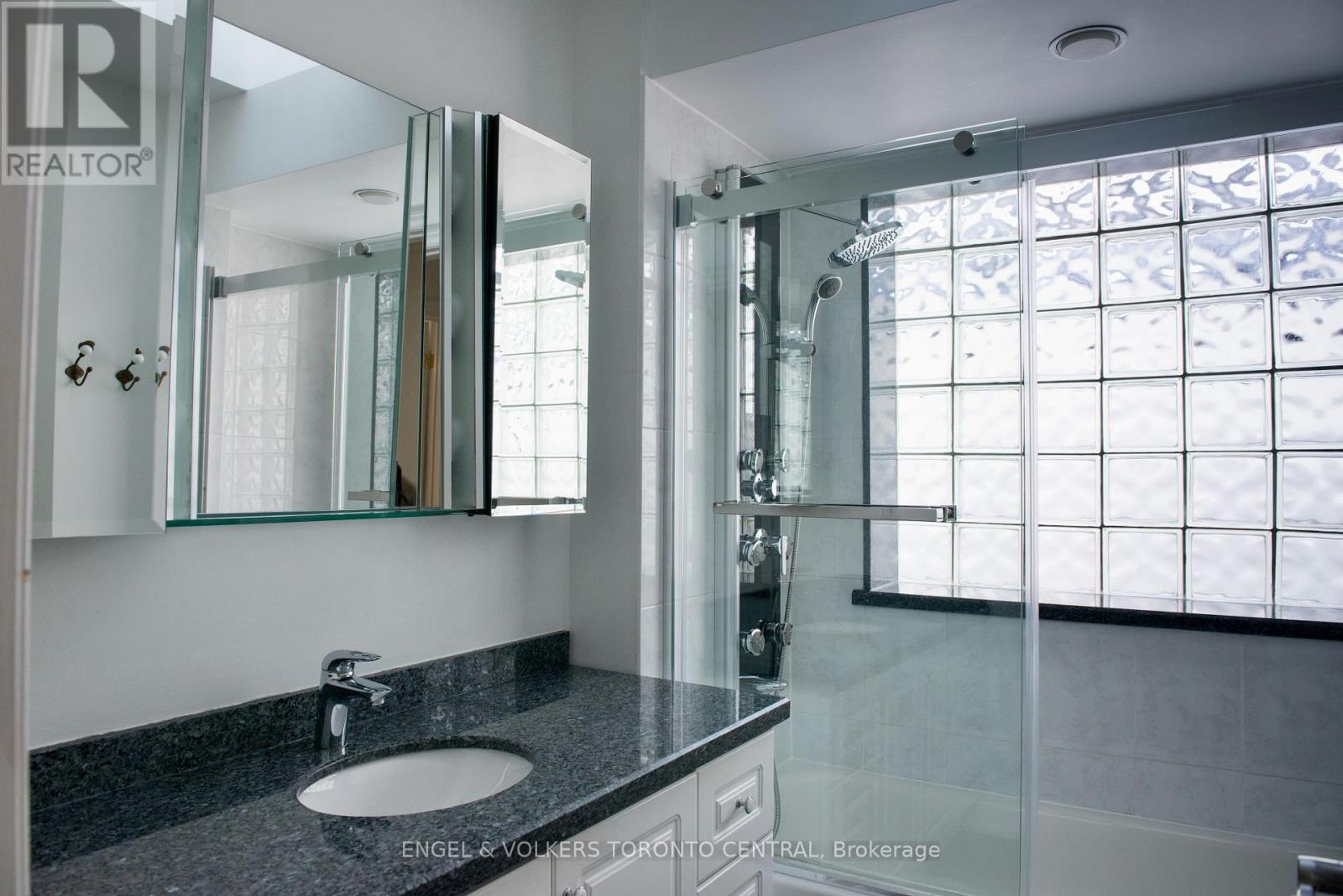 344 Glengarry Avenue, Toronto, Ontario  M5M 1E6 - Photo 27 - C12472709