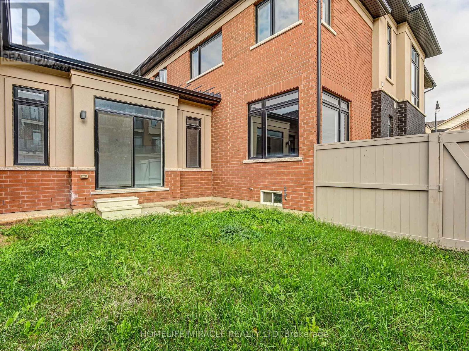 66 Pearman Crescent, Brampton, Ontario  L7A 4Y9 - Photo 4 - W12445435