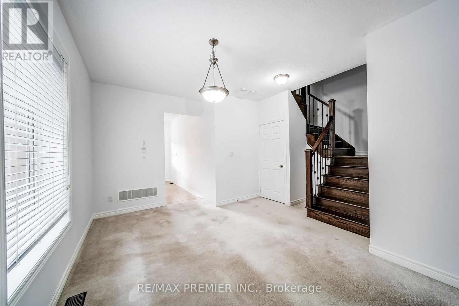 44 Weaver Terrace, New Tecumseth (Tottenham), Ontario  L0G 1W0 - Photo 3 - N12472708