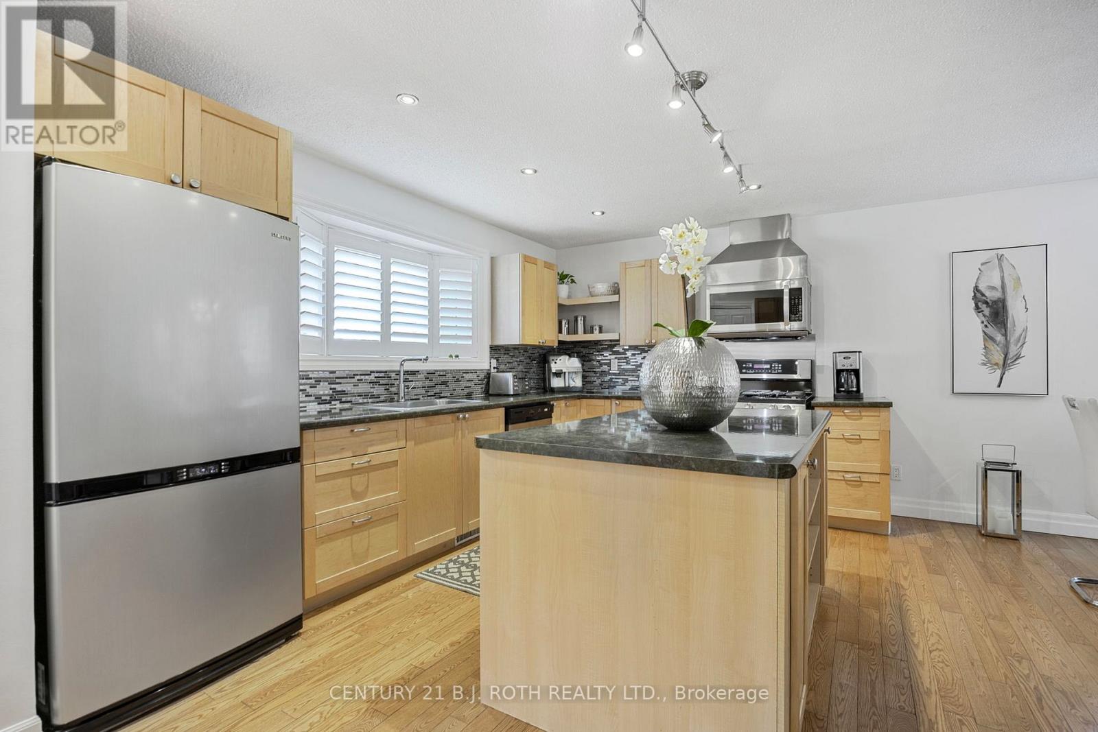 10 Allen Drive N, Wasaga Beach, Ontario  L9Z 1K5 - Photo 4 - S12472711