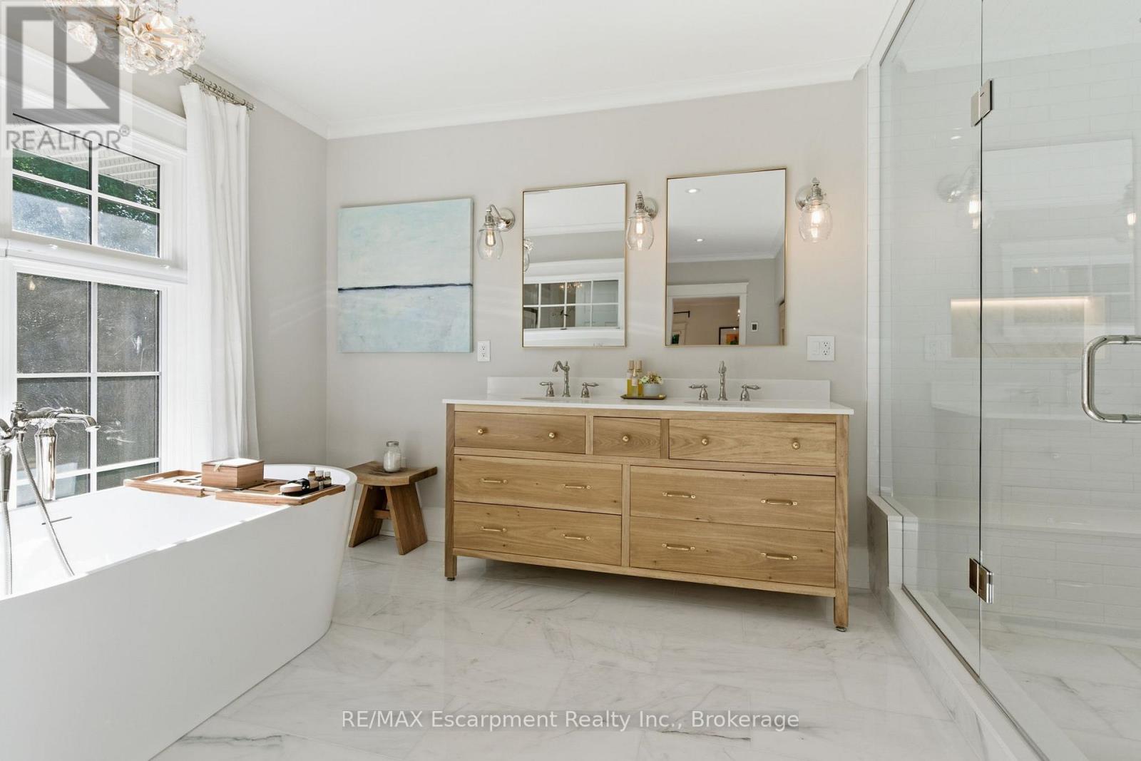 1110 Lakeshore Road W, Oakville, Ontario  L6L 1G1 - Photo 17 - W12472739