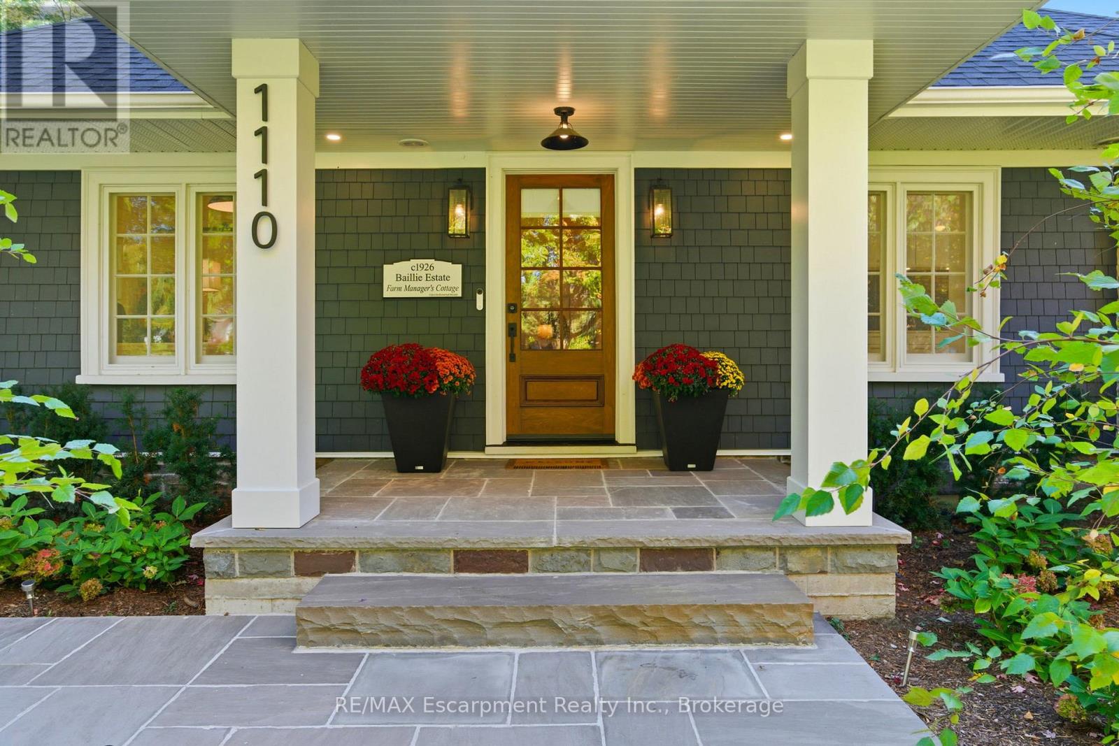 1110 Lakeshore Road W, Oakville, Ontario  L6L 1G1 - Photo 2 - W12472739