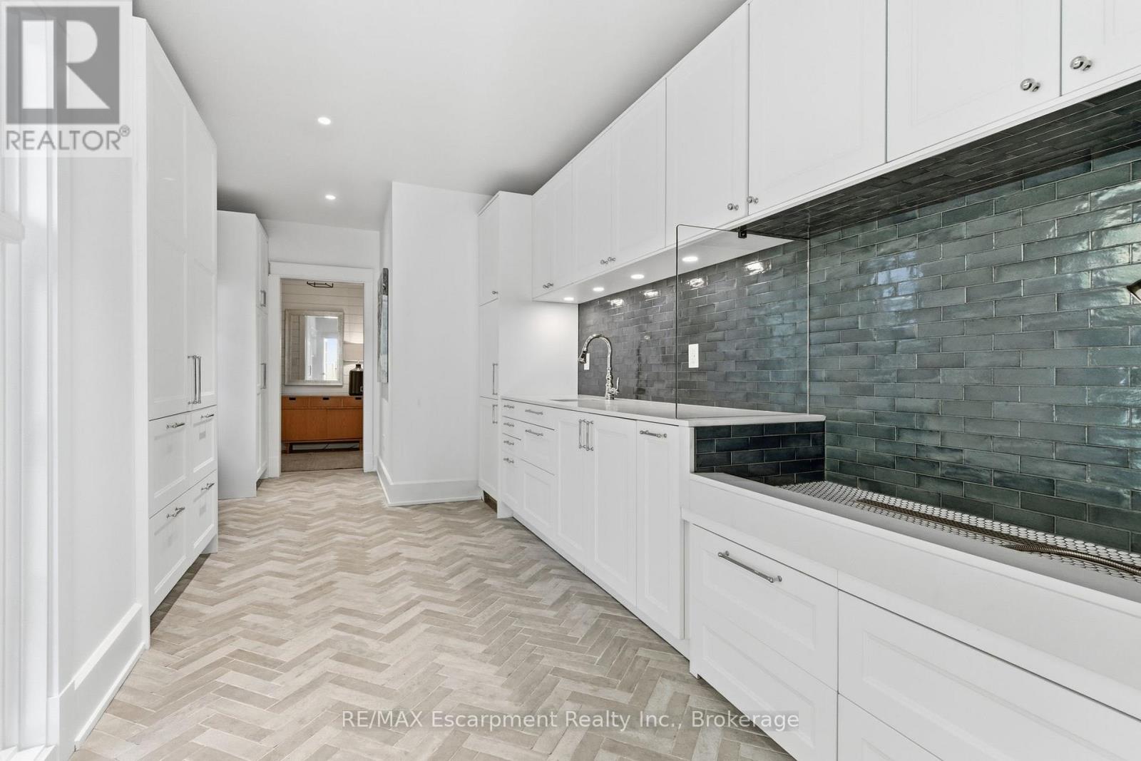 1110 Lakeshore Road W, Oakville, Ontario  L6L 1G1 - Photo 21 - W12472739
