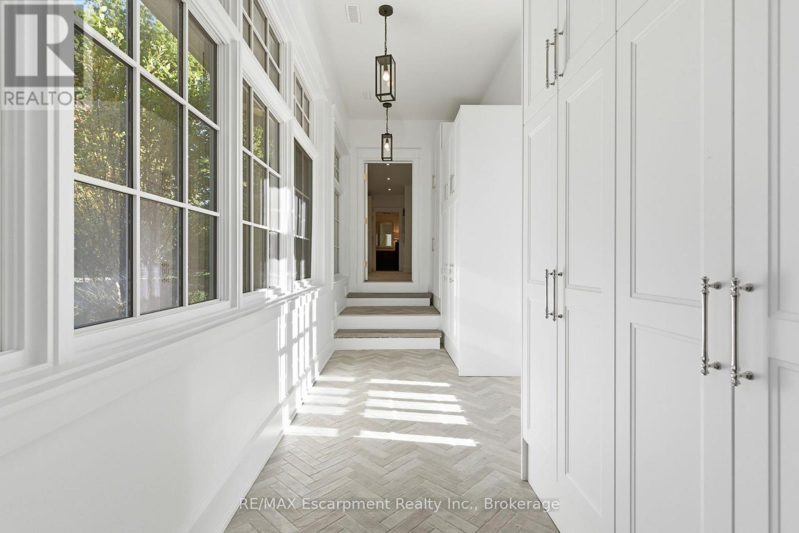1110 Lakeshore Road W, Oakville, Ontario  L6L 1G1 - Photo 22 - W12472739