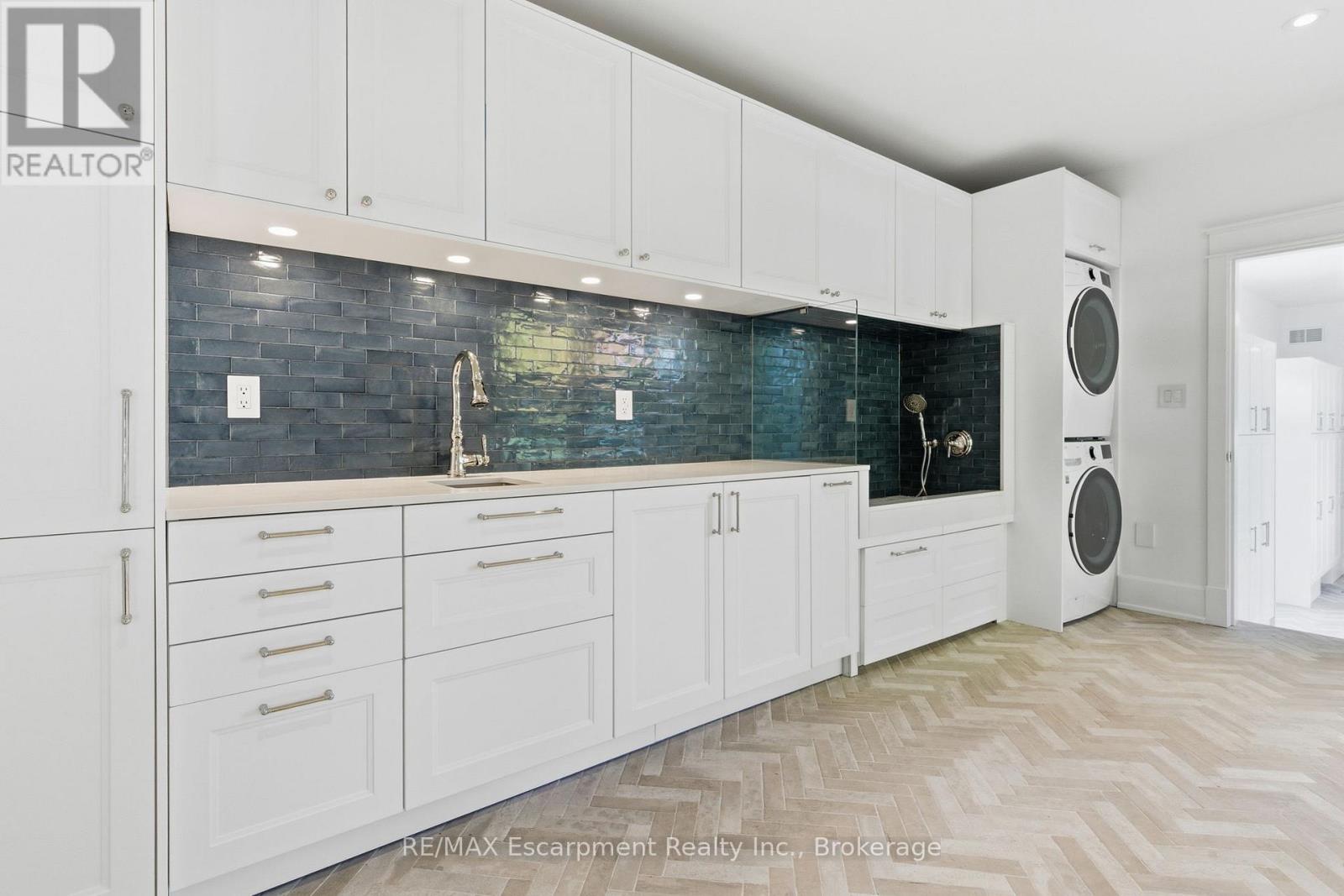 1110 Lakeshore Road W, Oakville, Ontario  L6L 1G1 - Photo 23 - W12472739