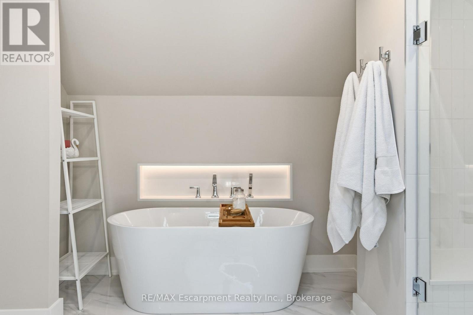 1110 Lakeshore Road W, Oakville, Ontario  L6L 1G1 - Photo 31 - W12472739