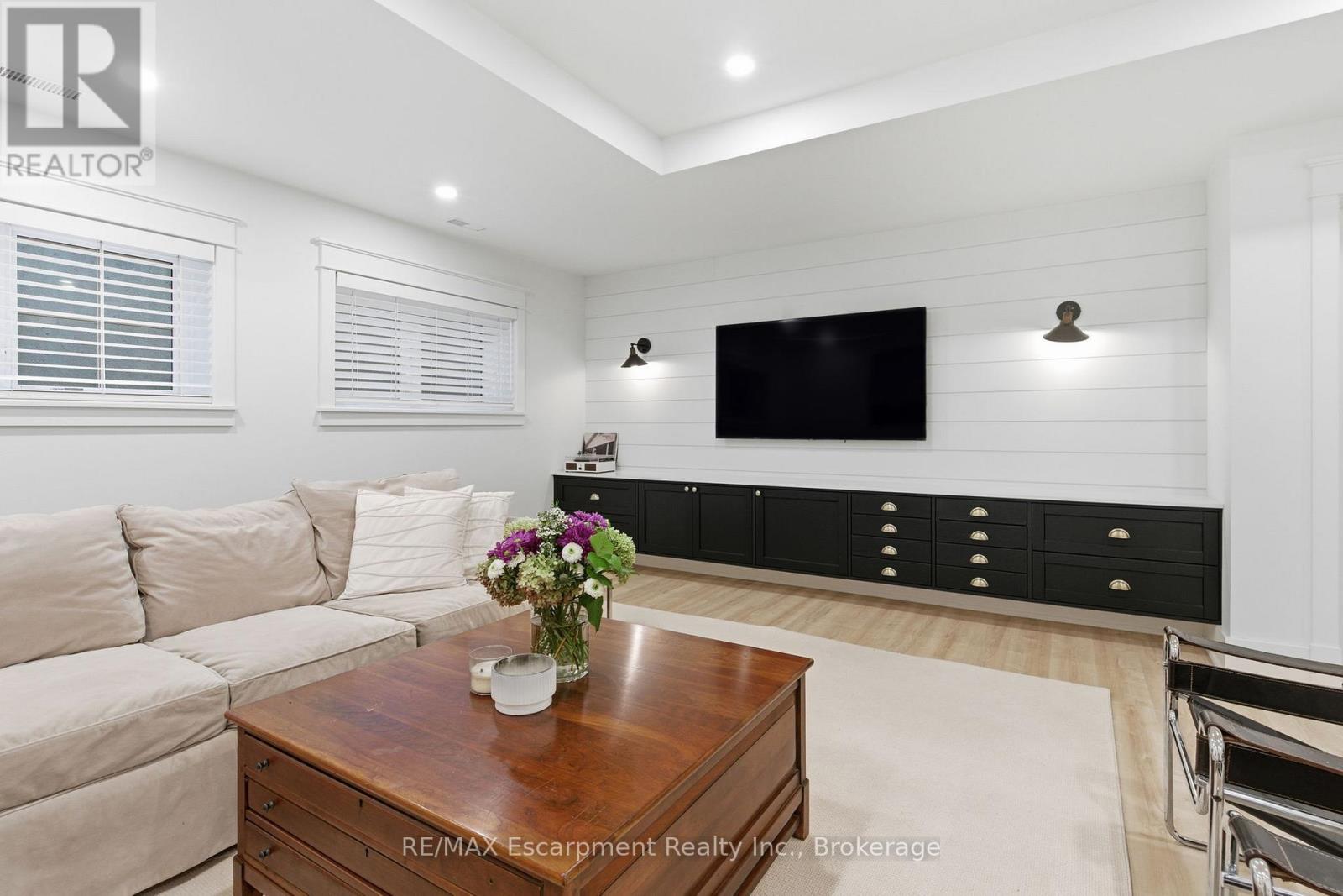 1110 Lakeshore Road W, Oakville, Ontario  L6L 1G1 - Photo 34 - W12472739