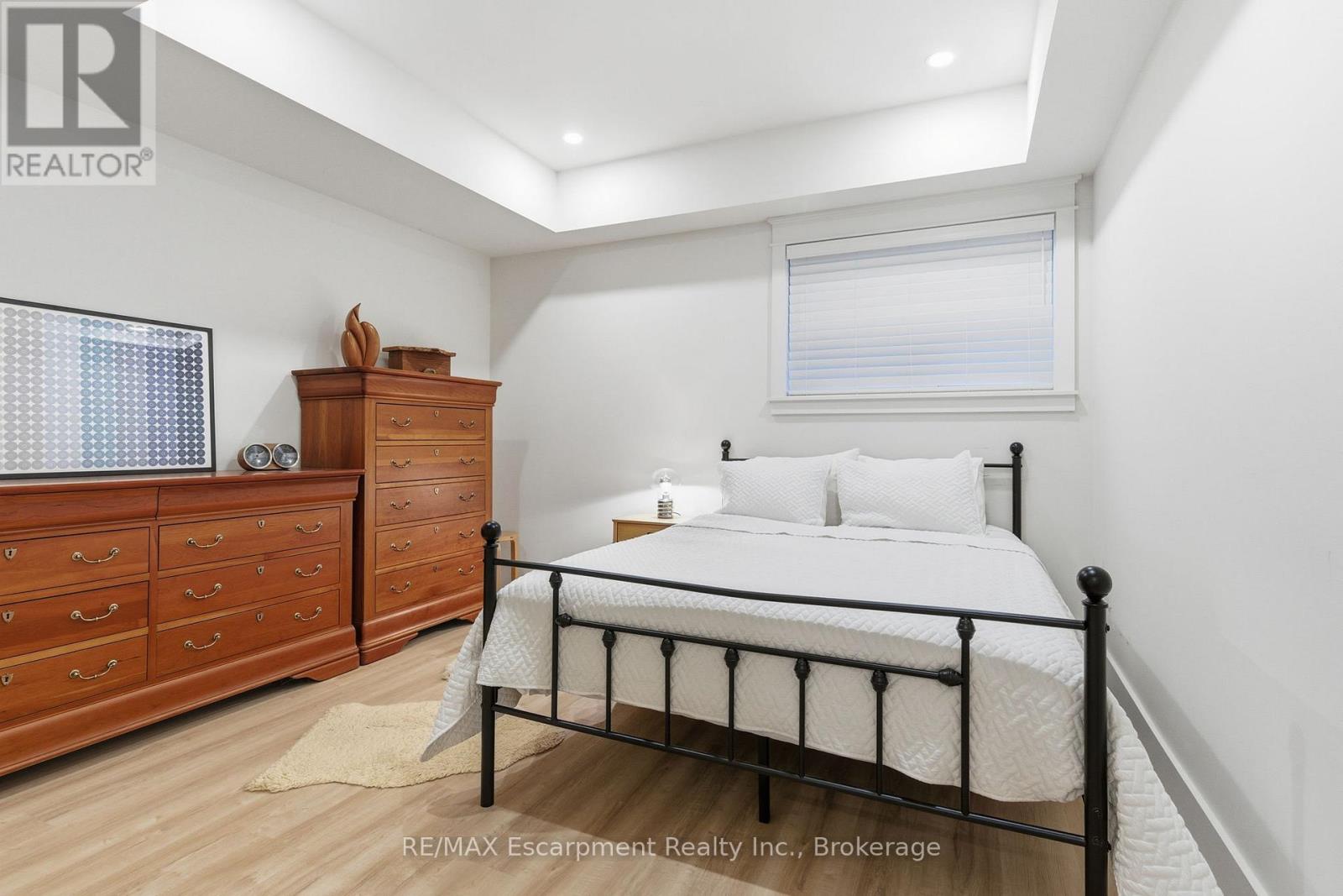 1110 Lakeshore Road W, Oakville, Ontario  L6L 1G1 - Photo 42 - W12472739
