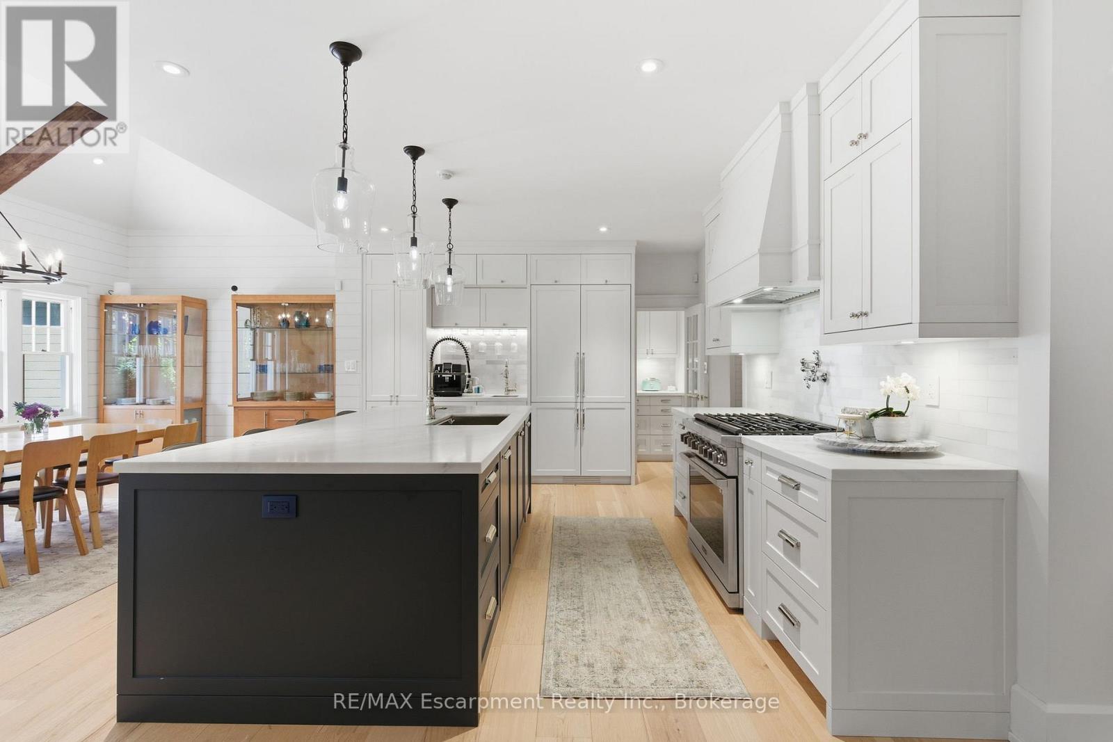 1110 Lakeshore Road W, Oakville, Ontario  L6L 1G1 - Photo 5 - W12472739