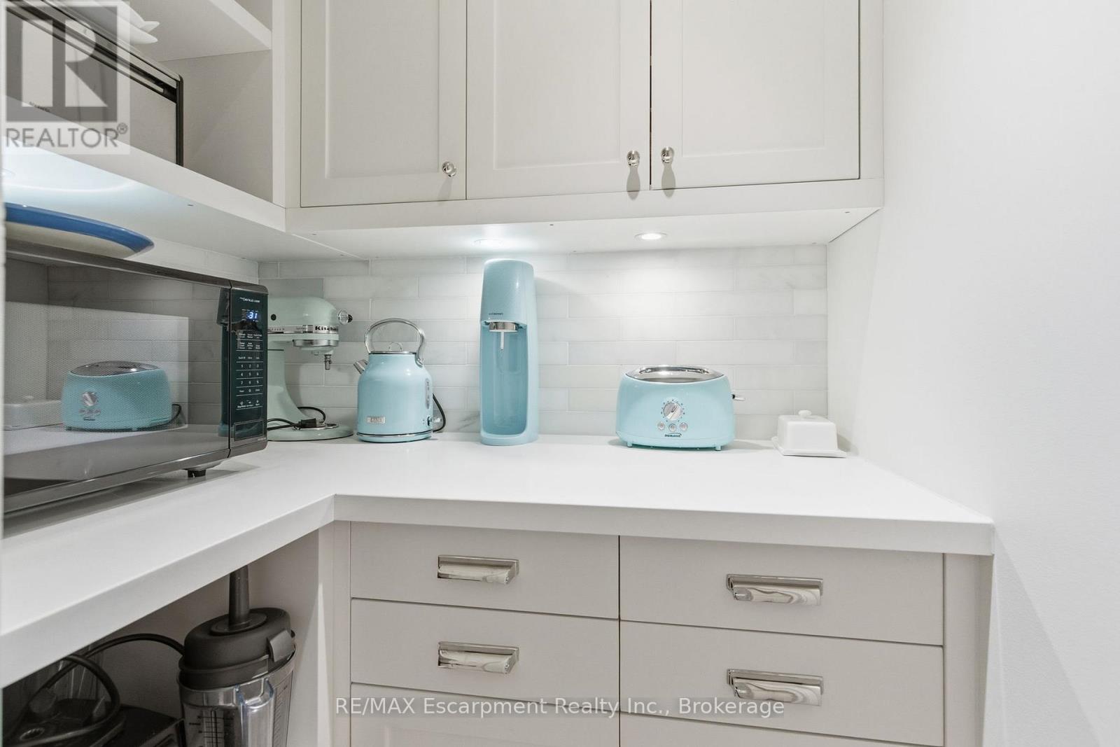 1110 Lakeshore Road W, Oakville, Ontario  L6L 1G1 - Photo 9 - W12472739